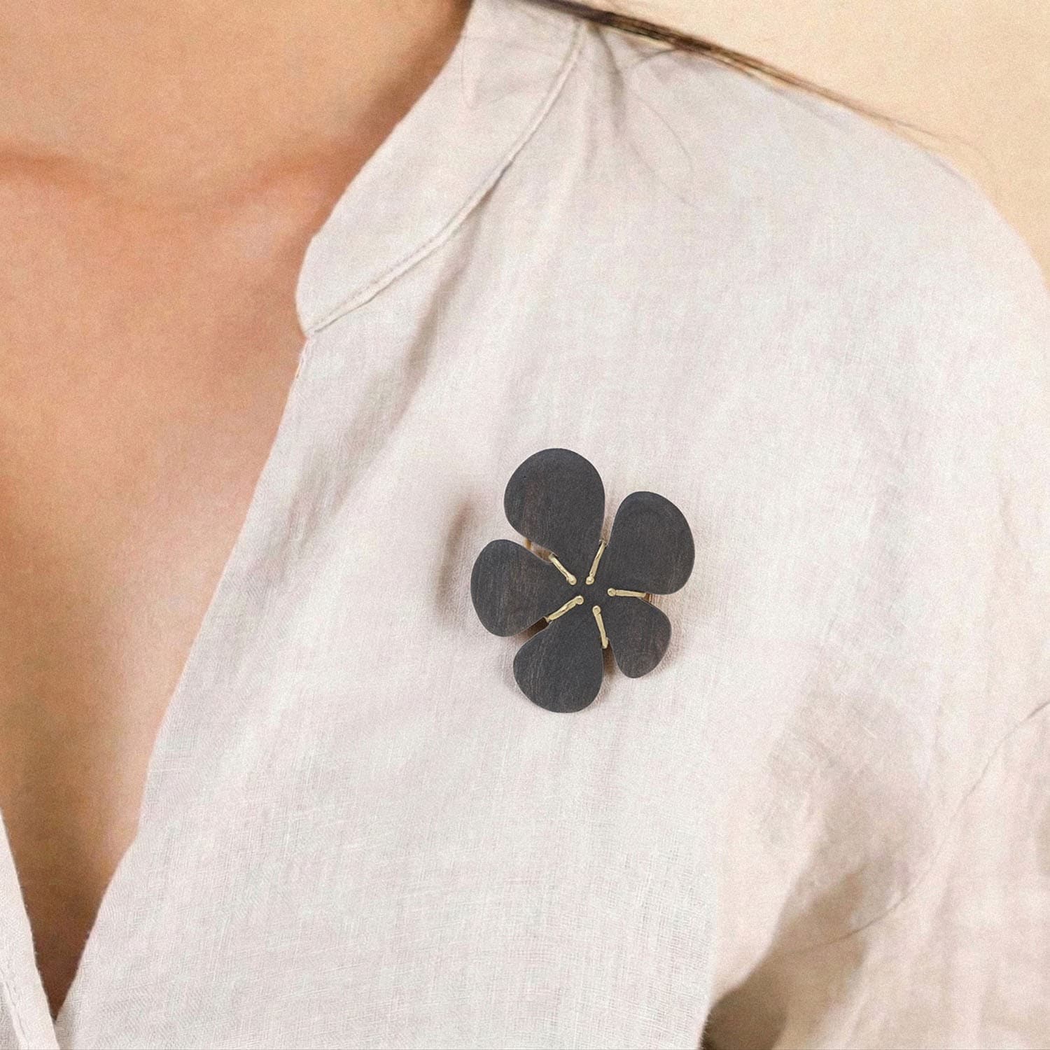 Broche Florea détail bois Ebène gris 10--23951