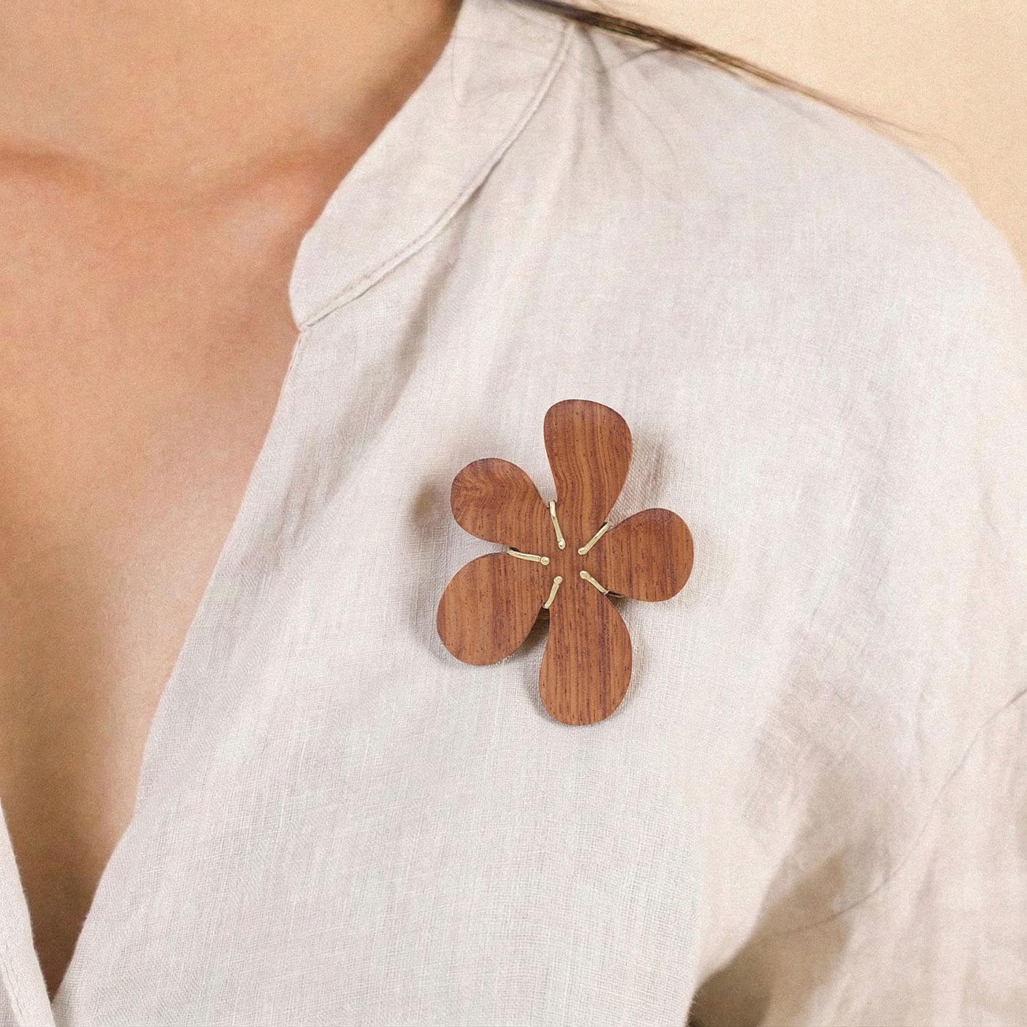 Détail bois de Bayong broche Florea 10--23952 Nature Bijoux