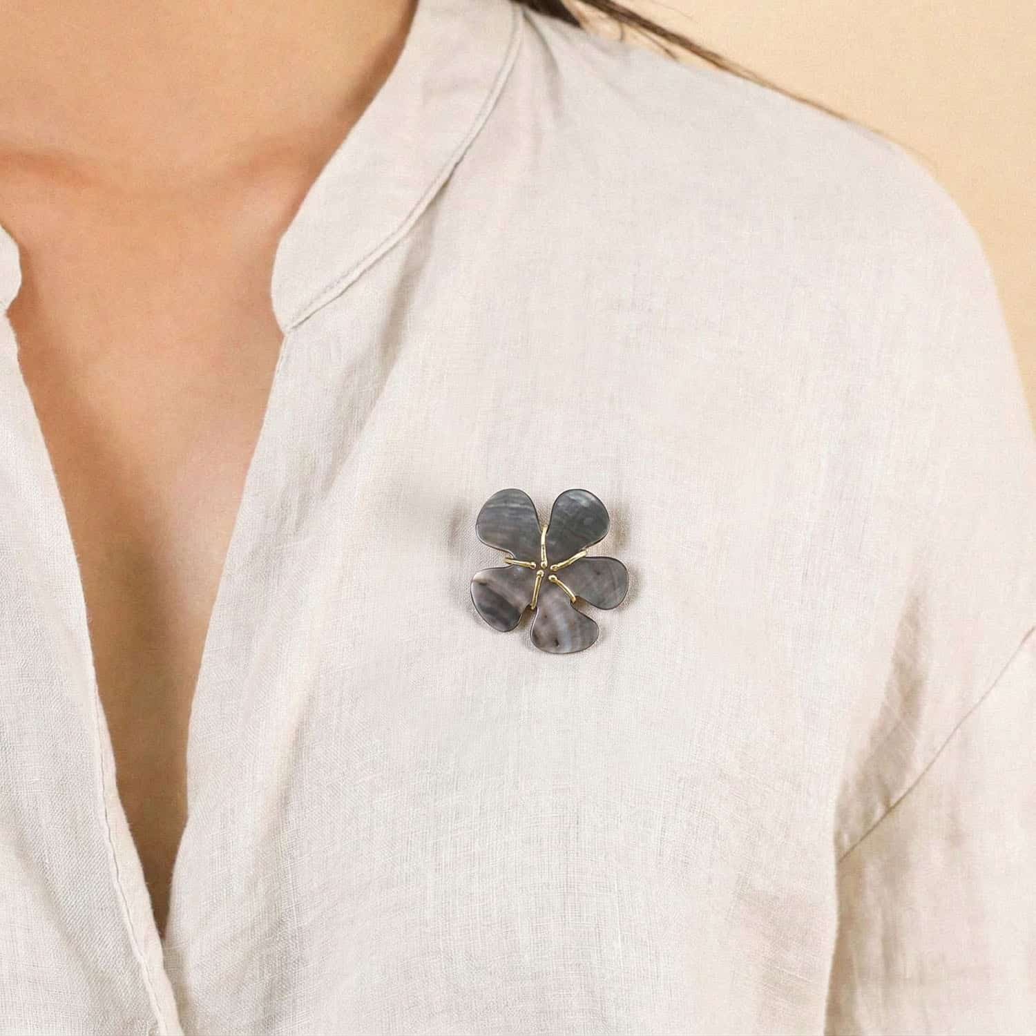 Détail nacre noire broche Florea 10--23955 Nature Bijoux