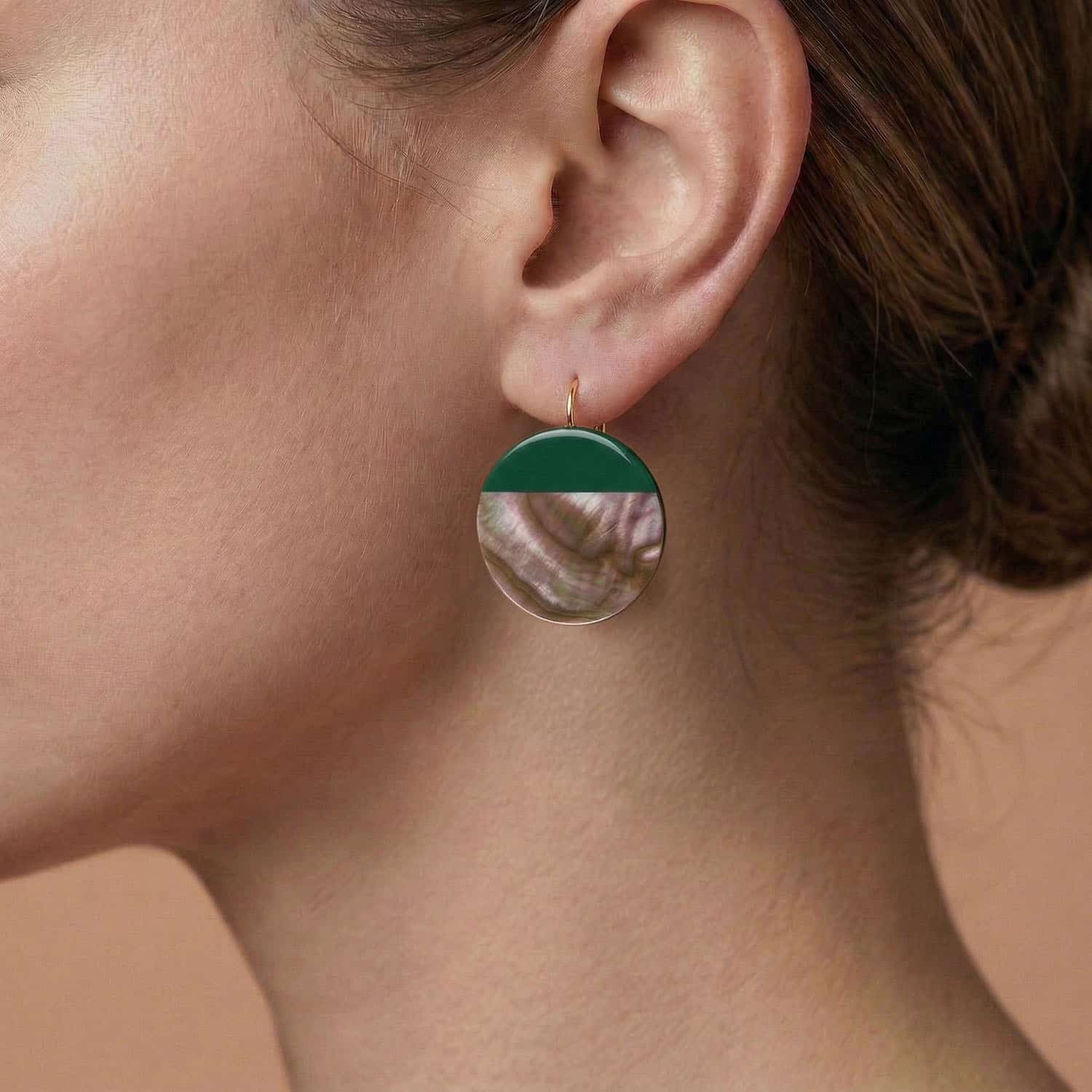 Détail porté nacre brune dormeuses 12--90736 Nature Bijoux