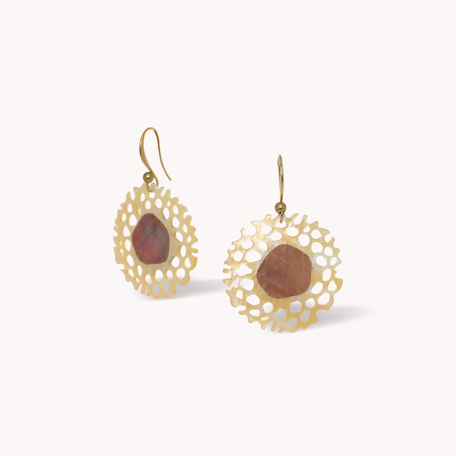 Boucles d'oreilles Corallium nacre dorée ajourée 12--90762 Nature Bijoux