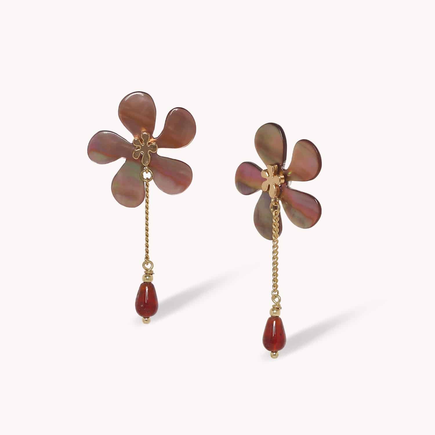 Boucles d'oreille Belle De Nuit fleur nacre brune pampille grenat 12--90838 Nature Bijoux