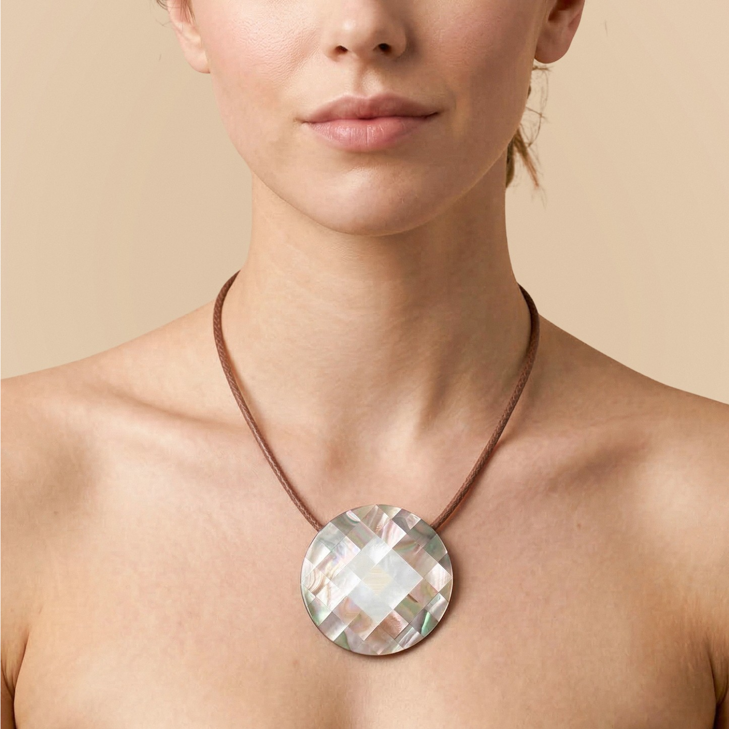 Détail pendentif marqueterie cordon marron Nature Bijoux 15CP43563