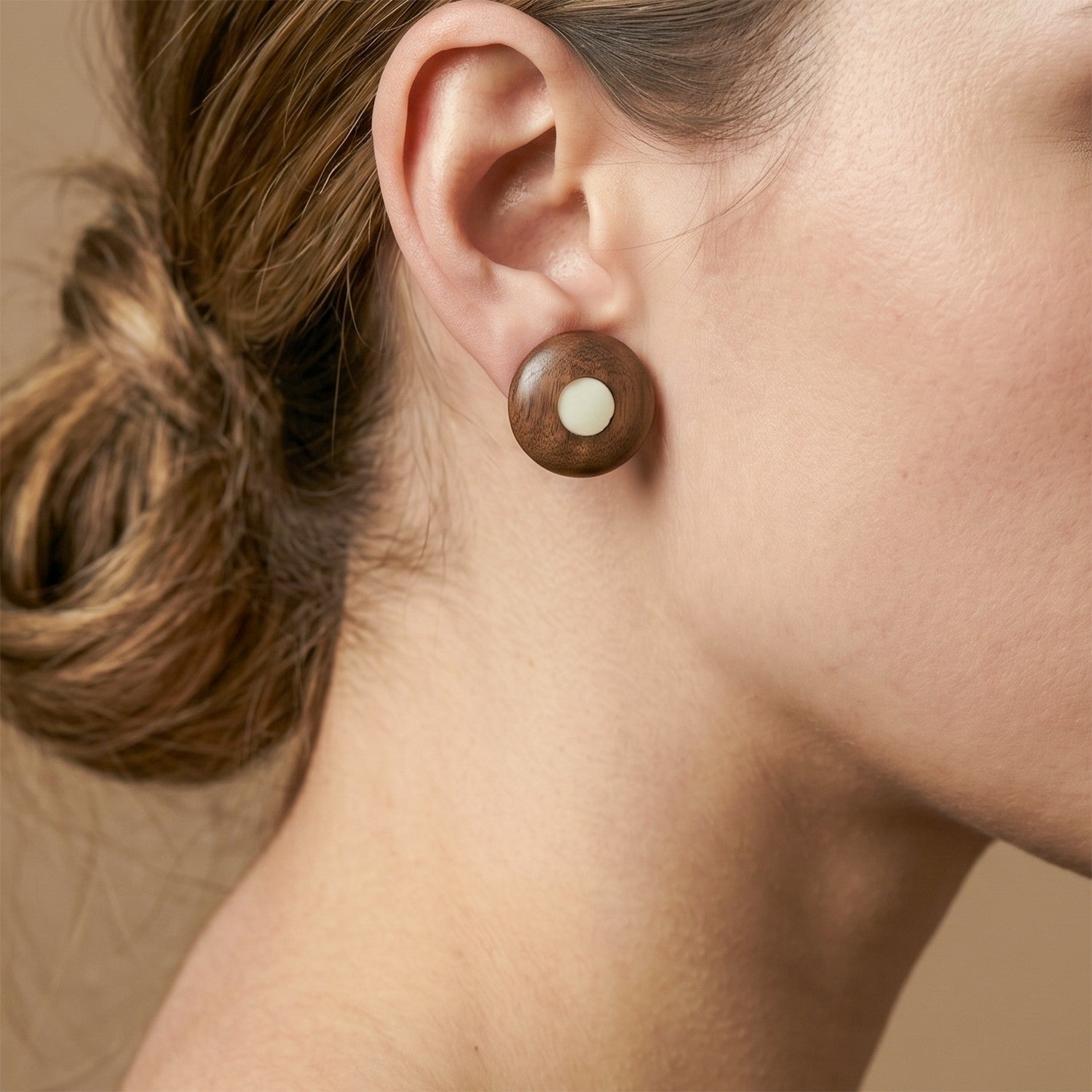 Boucles d'oreille petites puces bois & nacre 12--90797 Nature Bijoux