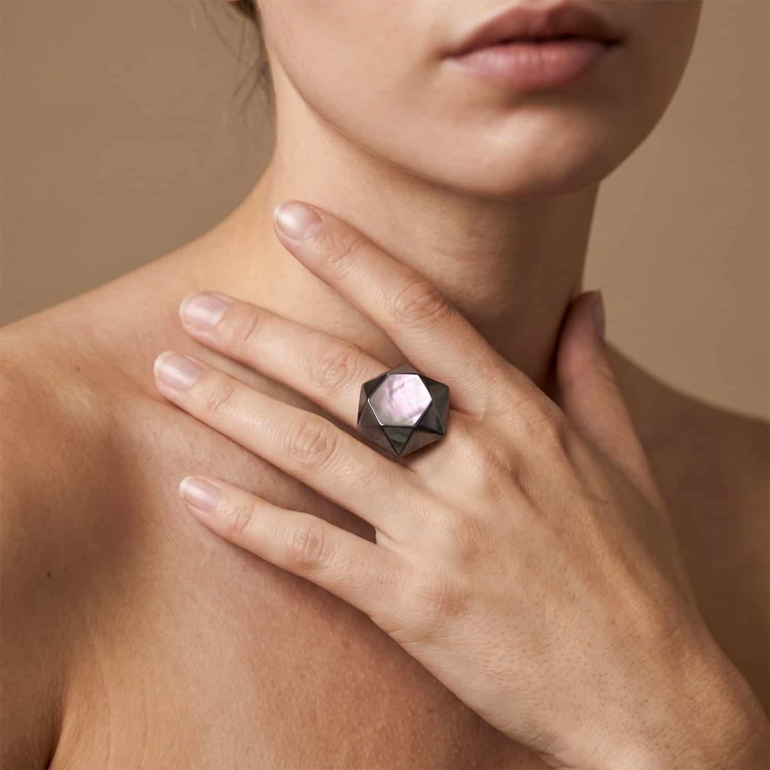 Détail nacre noire bague 19--27025 Nature Bijoux