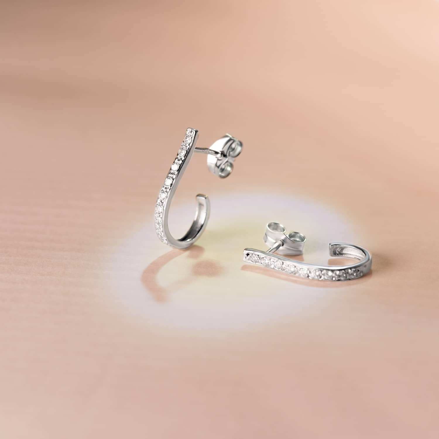 Pendientes Oro Blanco 18K Circonitas y Cierre Cochecito Mariposa