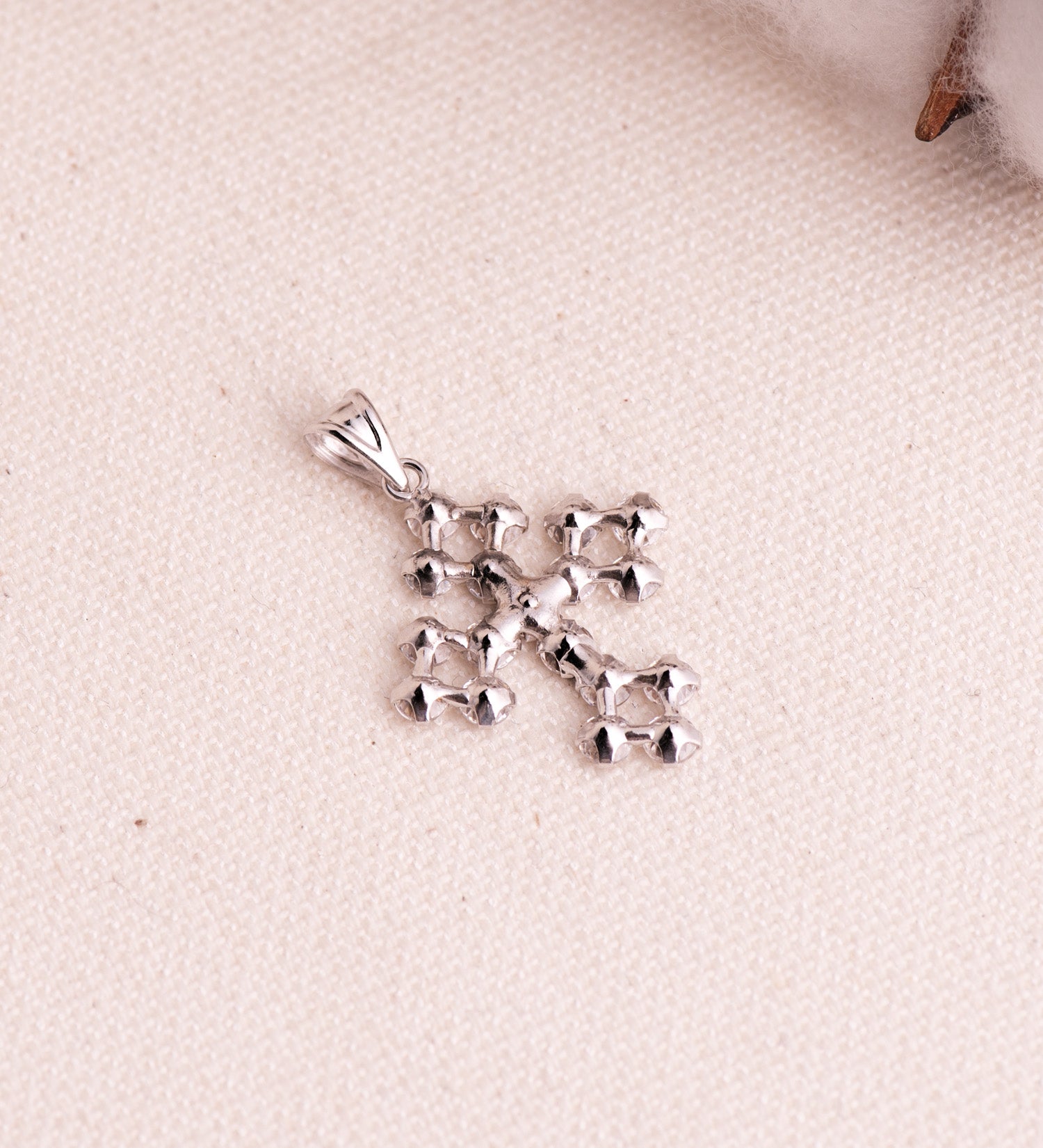 Cruz em ouro branco 18K com zircônia cúbica nas garras Tamanho: 24 x 19 mm