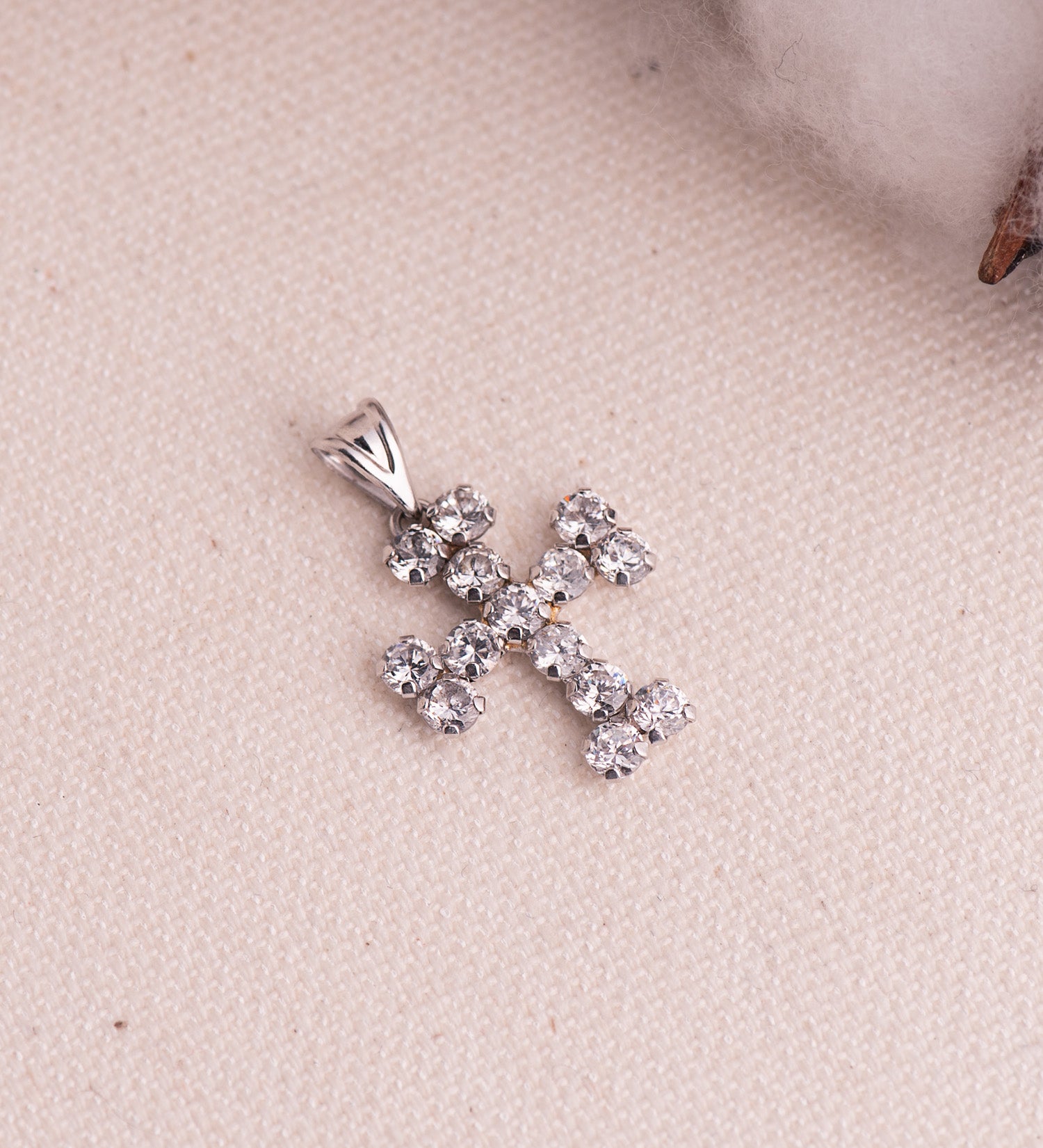 18K vitguldskors med Cubic Zirconia i klorna Storlek: 19 x 15 mm