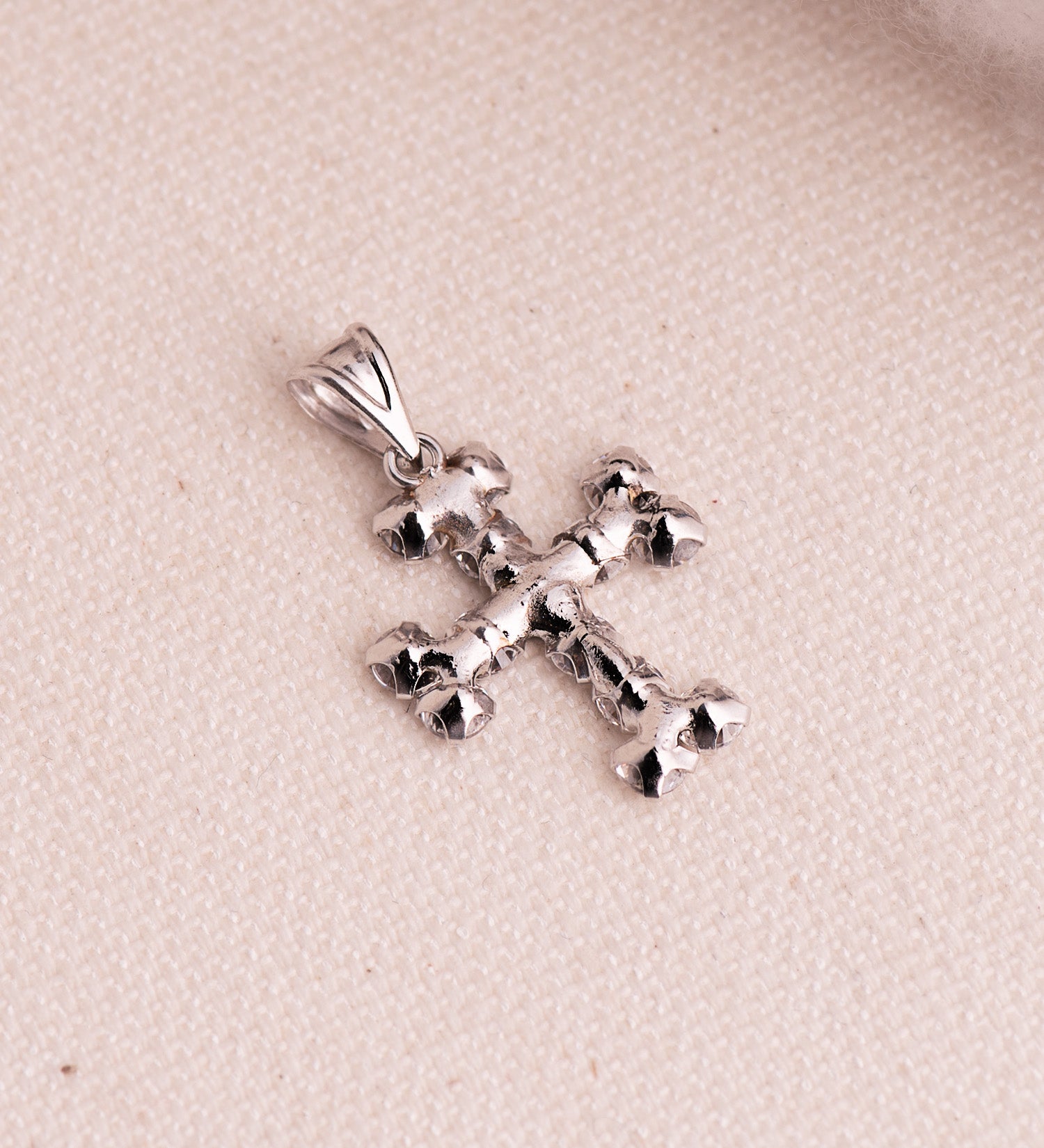 18K vitguldskors med Cubic Zirconia i klorna Storlek: 19 x 15 mm