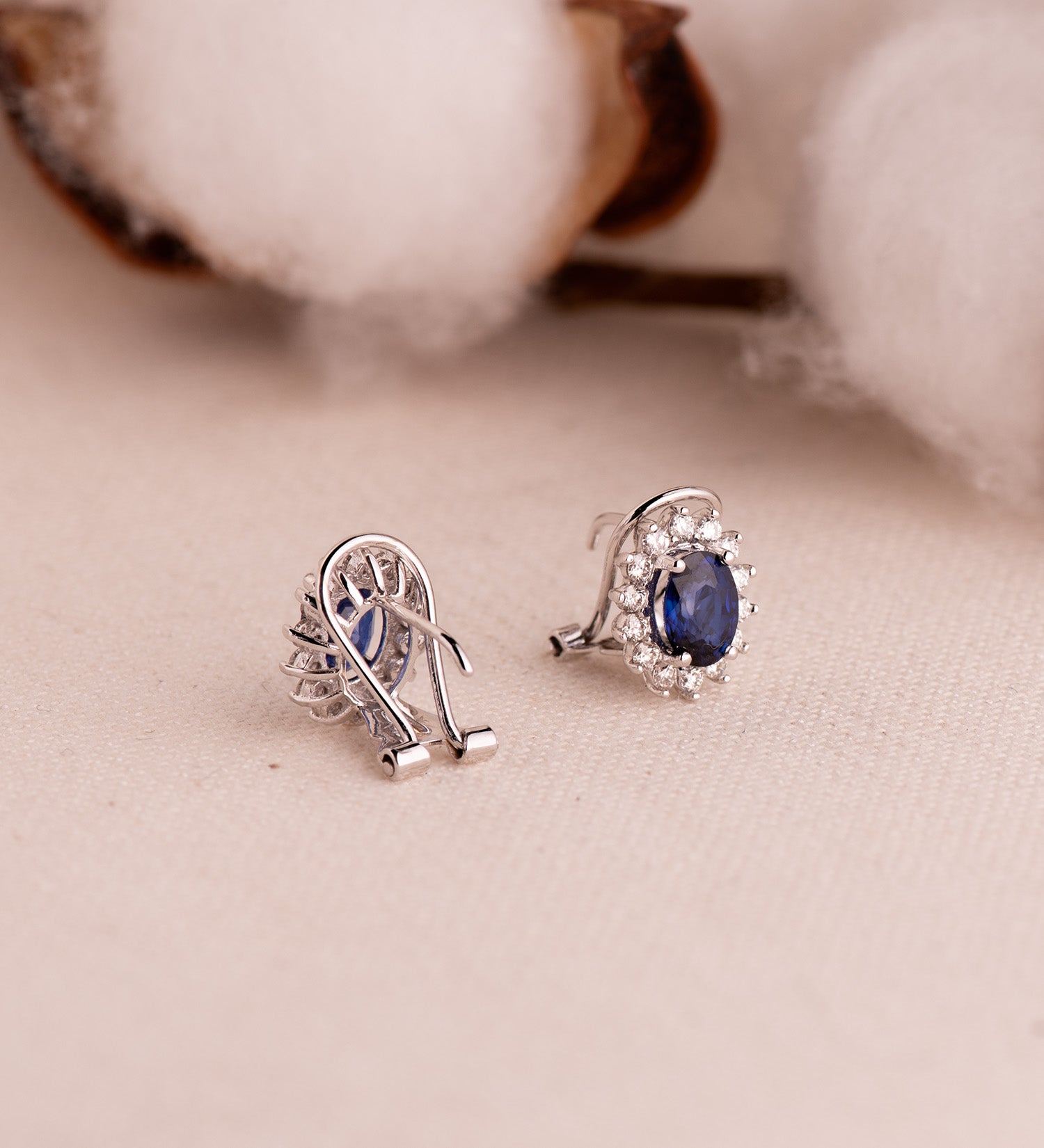 Örhängen i 18K vitguld med diamant och safir 7X5 mm 1,96 Cts 0,580 Cts VS2-G Omega-lås 11,5X9,5 mm