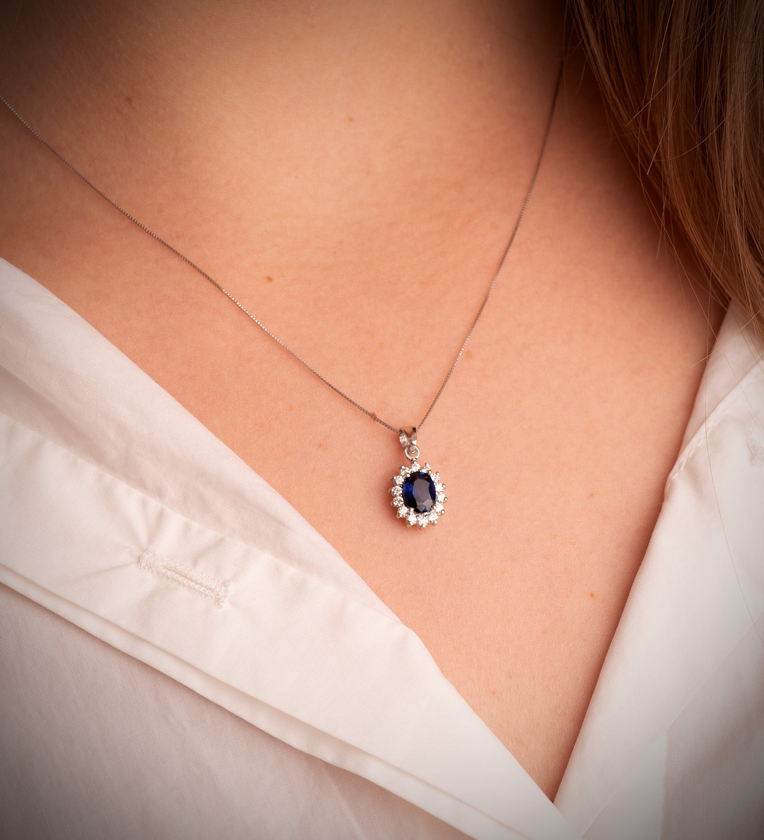18K vitguldshänge Safir 7X5 mm 0,98 Ct 12 labbdiamanter 0,35 Ct VS2-G 11,5X9,5 mm