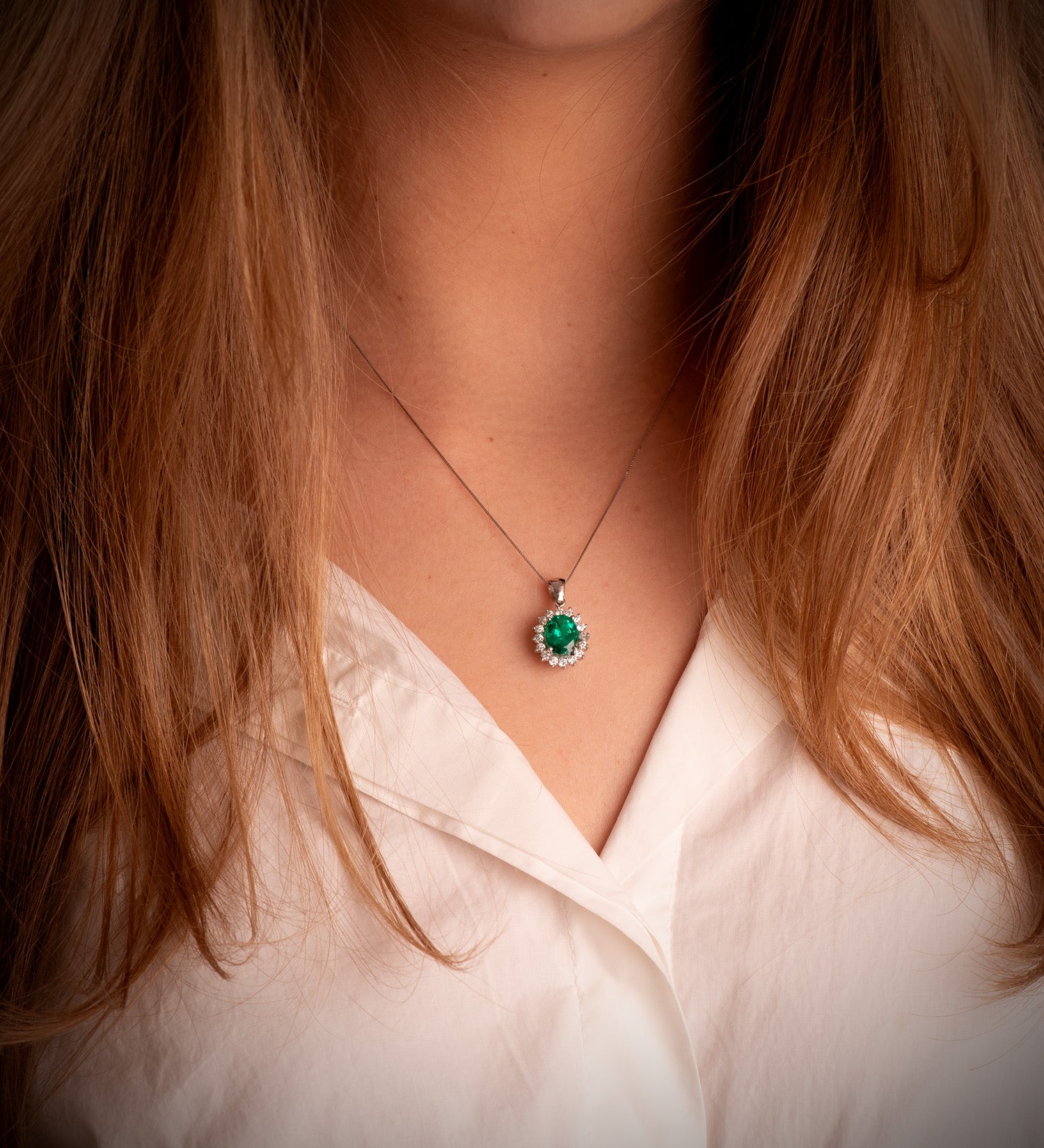 18K vitguldshängsmycke Emerald 9X7 mm 1,74 Ct Lab Diamonds VS2-G 0,52 Ct 14X12 mm