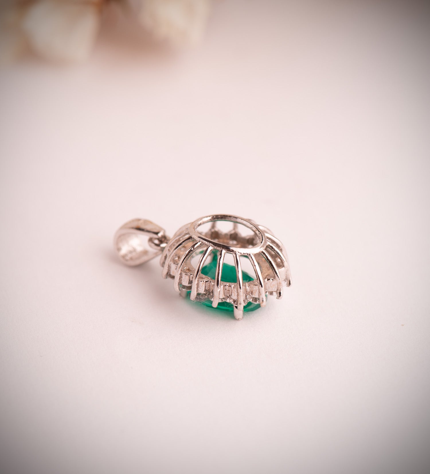 18K vitguldshängsmycke Emerald 9X7 mm 1,74 Ct Lab Diamonds VS2-G 0,52 Ct 14X12 mm