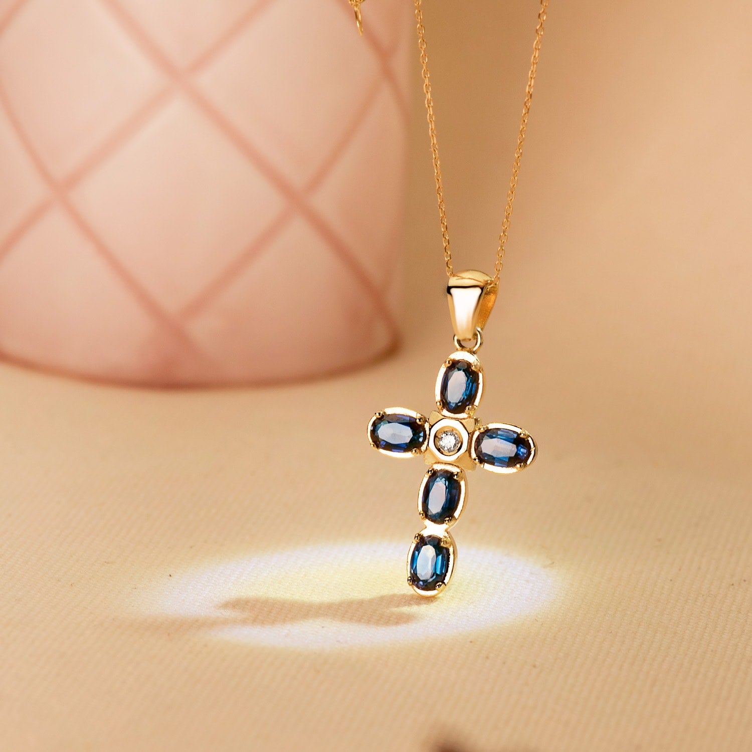 18K Geelgouden Cross Lab-diamant 0,045 Qts VS2-G Saffieren Diffusie 6X4 mm 3,10 Qts VS2-G 28X19 mm