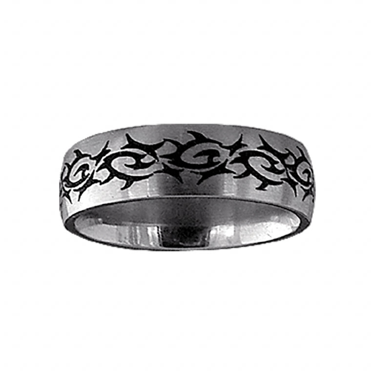 Schwarzer Ring mit Stammesgravur aus Stahl