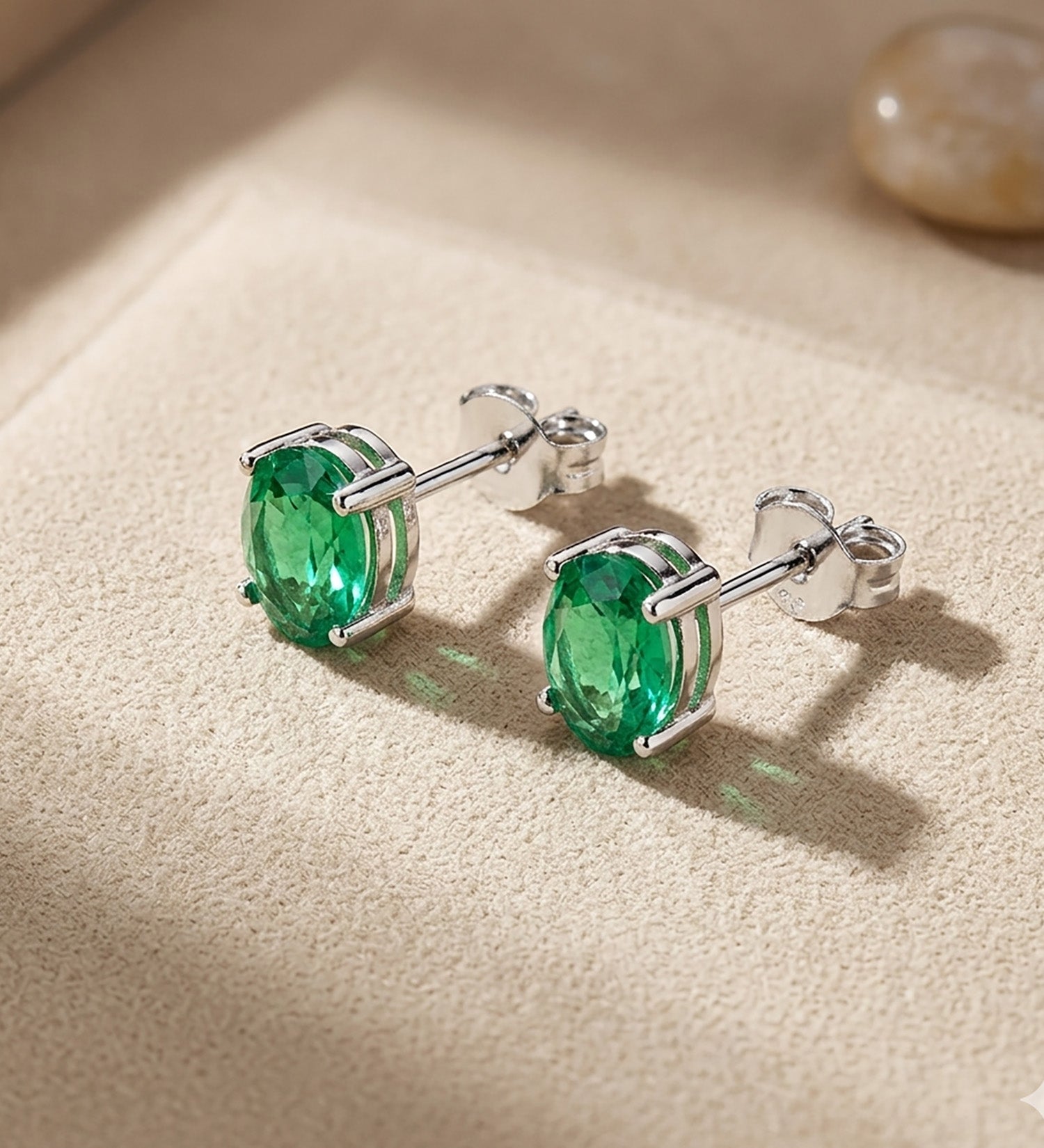 18K witgoud herkristalliseerde smaragdgroene oorbellen 7X5 mm 1,58 Qt vlinderdruksluiting