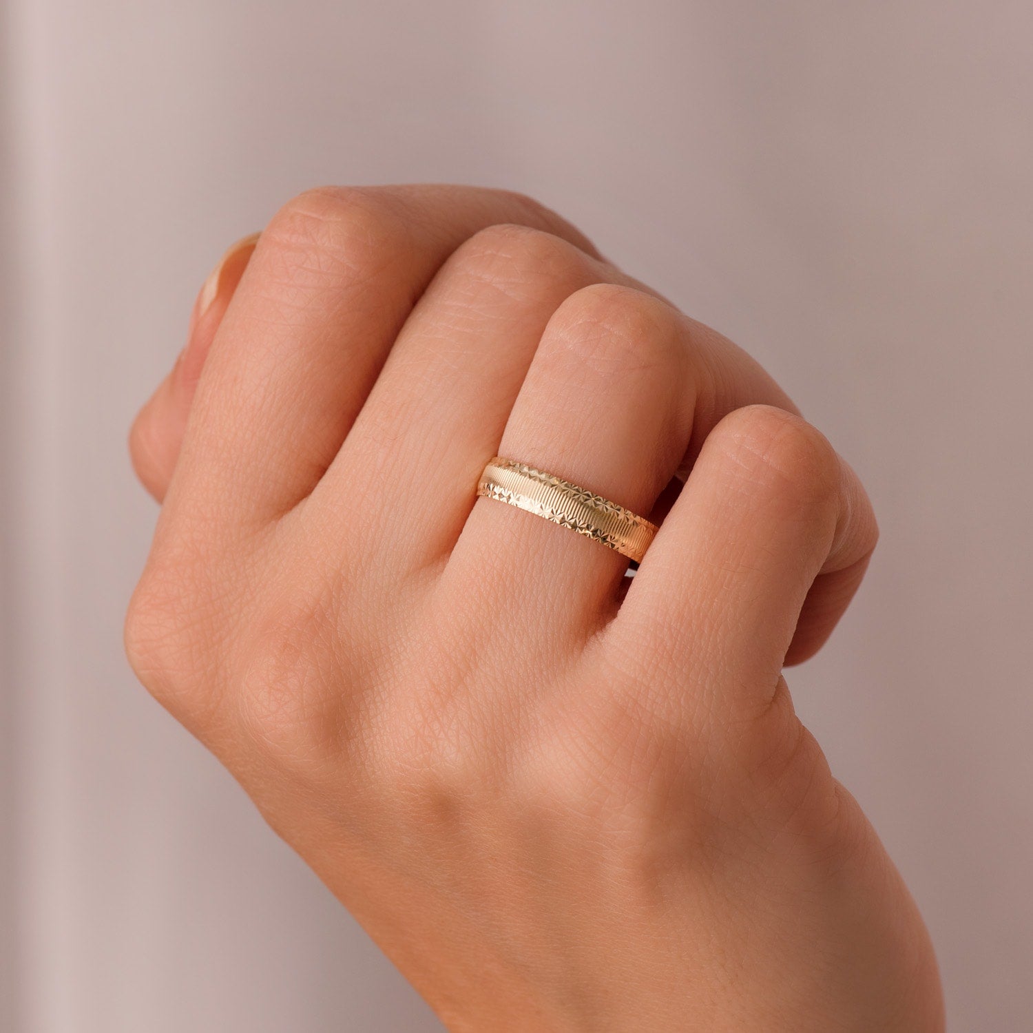 Obrączka ślubna z 18-karatowego matowego żółtego złota i krawędziami diamentowymi. Szerokość: 4mm