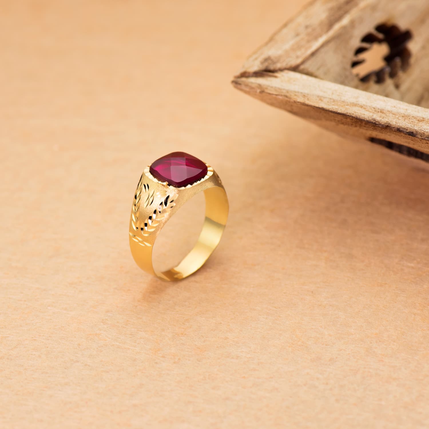 9K sárga arany illesztése rubin spinel kővel 9x9 mm faragott oldallal