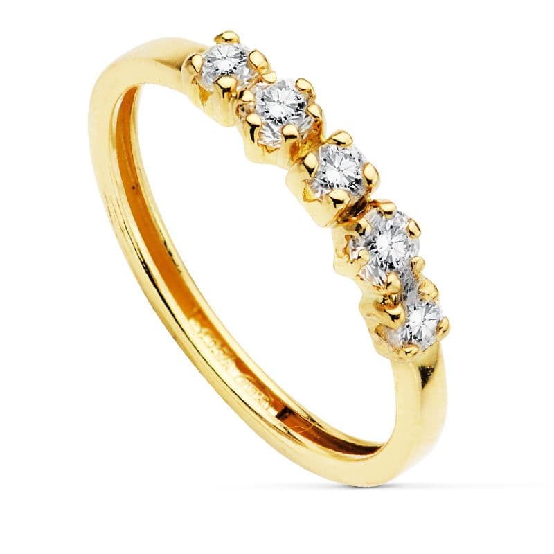 Anillo de Oro Amarillo de 18K con 5 Circonitas Ancho: 2 mm