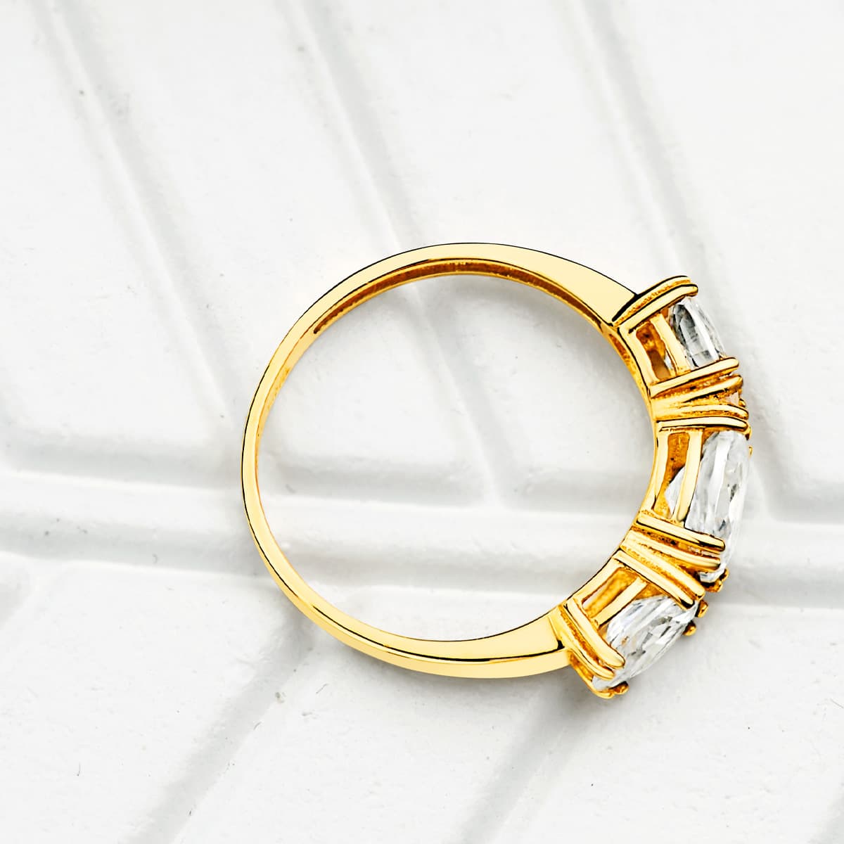 18 karátos sárga arany gyűrű 3 cirkónium ovális méret 7x5 mm szélesség 2,2 mm