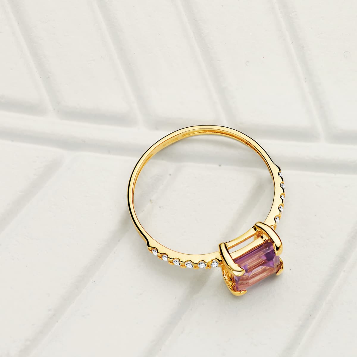 18K Bague Or Jaune Zircons et Améthyste 6X6 mm Largeur Anneau 1.5 mm