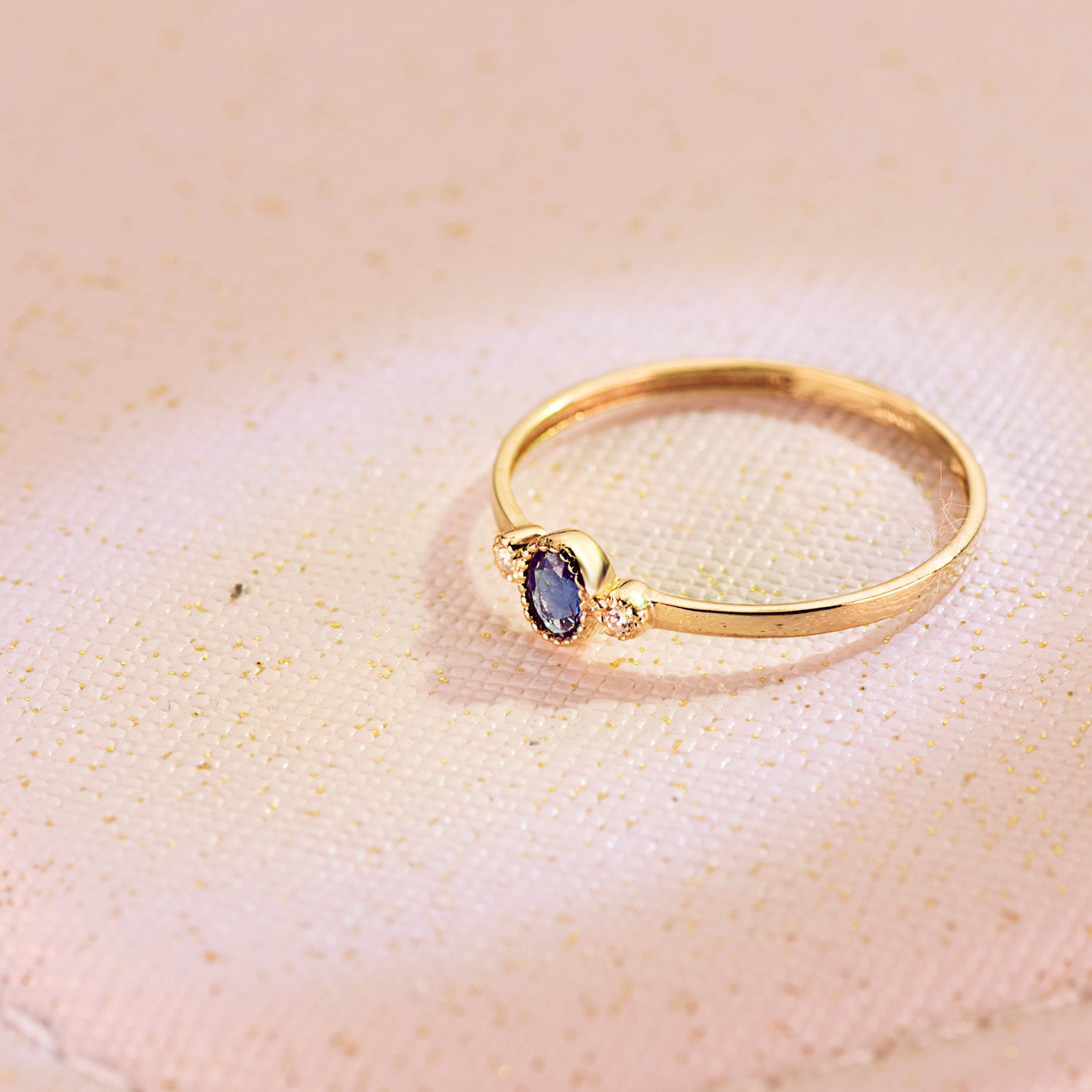 Anello in oro giallo 18 carati con pietra preziosa blu e zirconi 4X3 mm, larghezza 1,2 mm