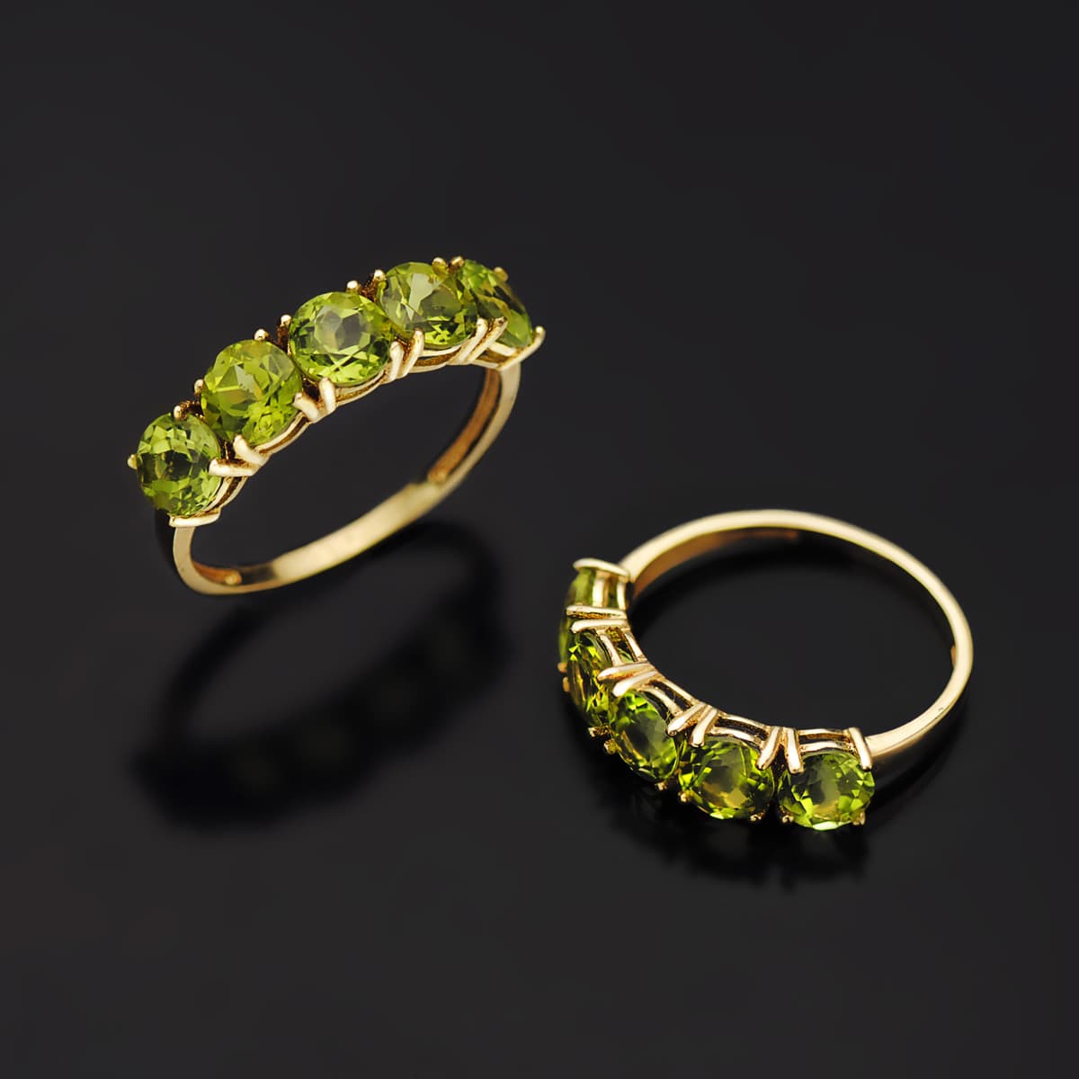 Ring 18K gult guld med 5 naturliga peridotstenar 2,87 Qts Bredd 5 mm