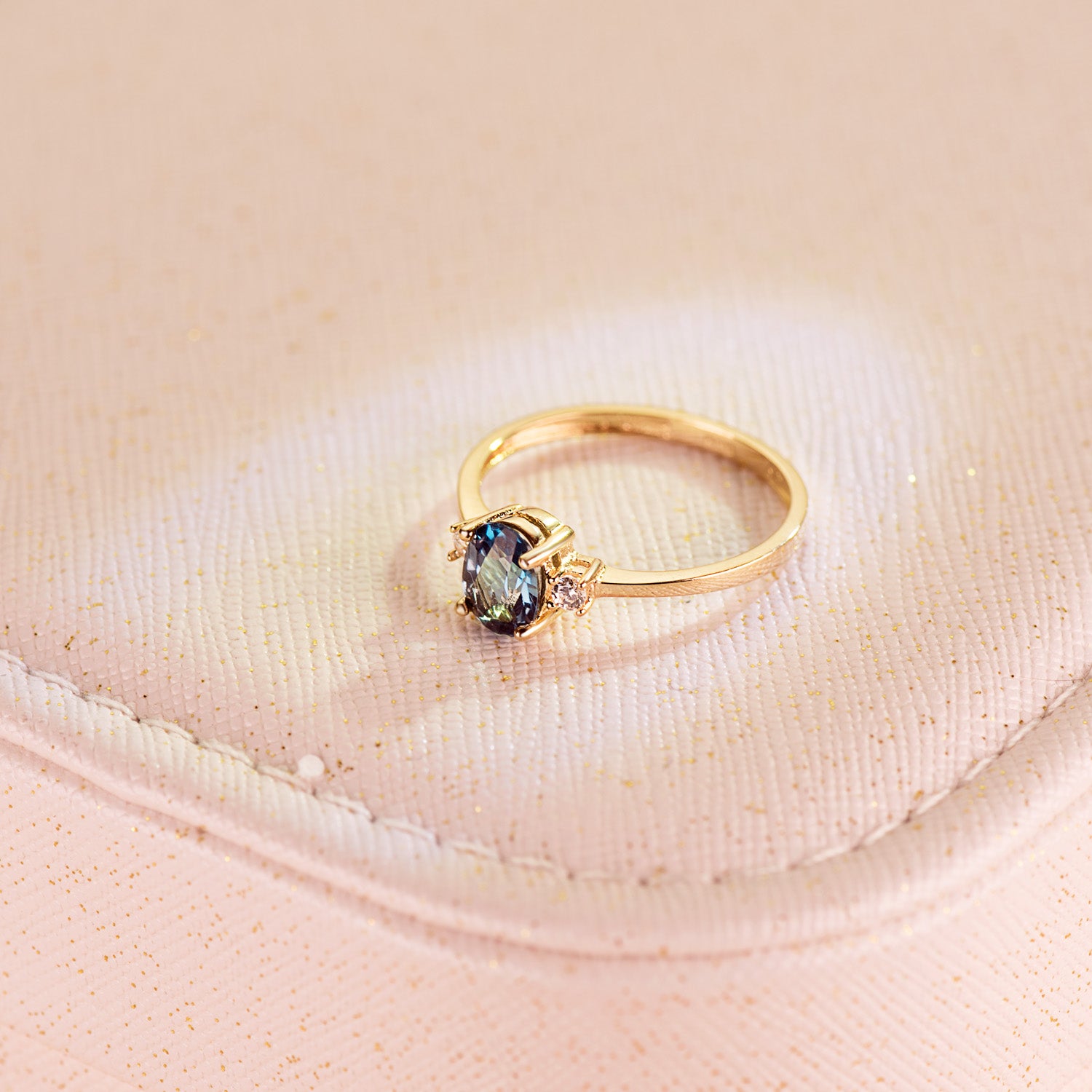 18K Gult Guld Ring Blå London Sten 7X5 mm och Zirkoner
