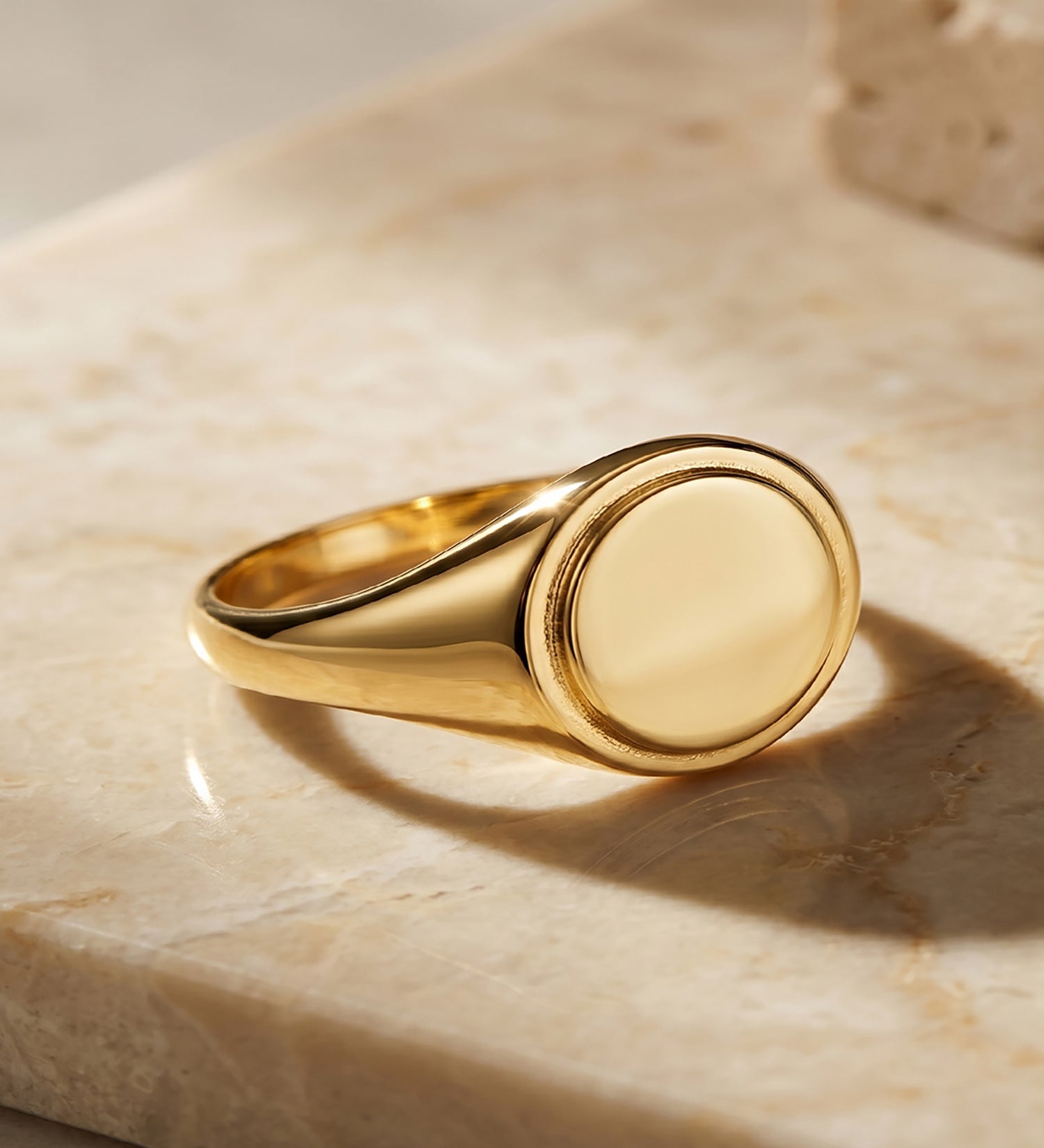 Anel de sinete com cabeça oval em ouro amarelo 18K: 10 x 8 mm