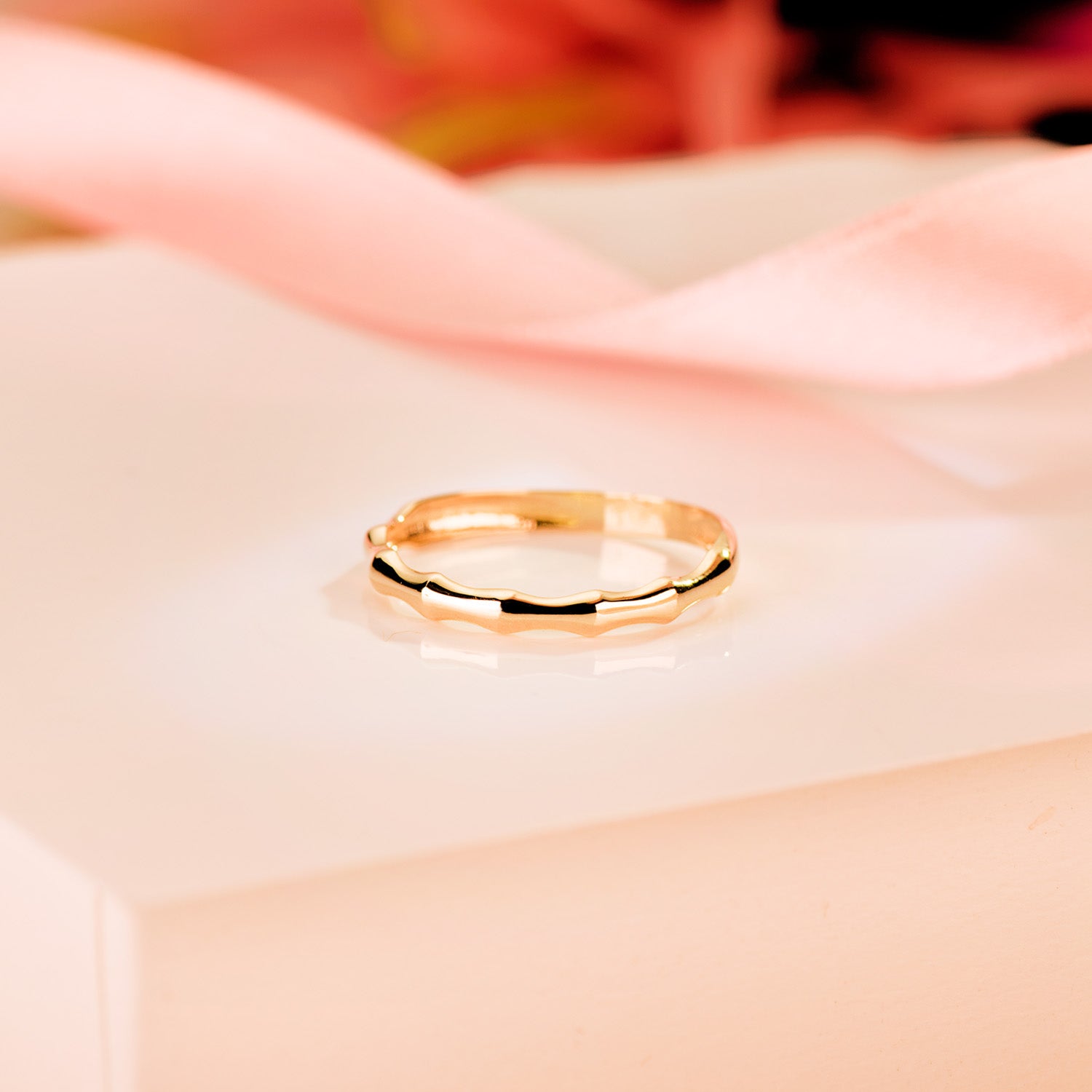 Anillo con Tramos Lisos de Bambú en Oro Amarillo de 18K Ancho: 2 mm