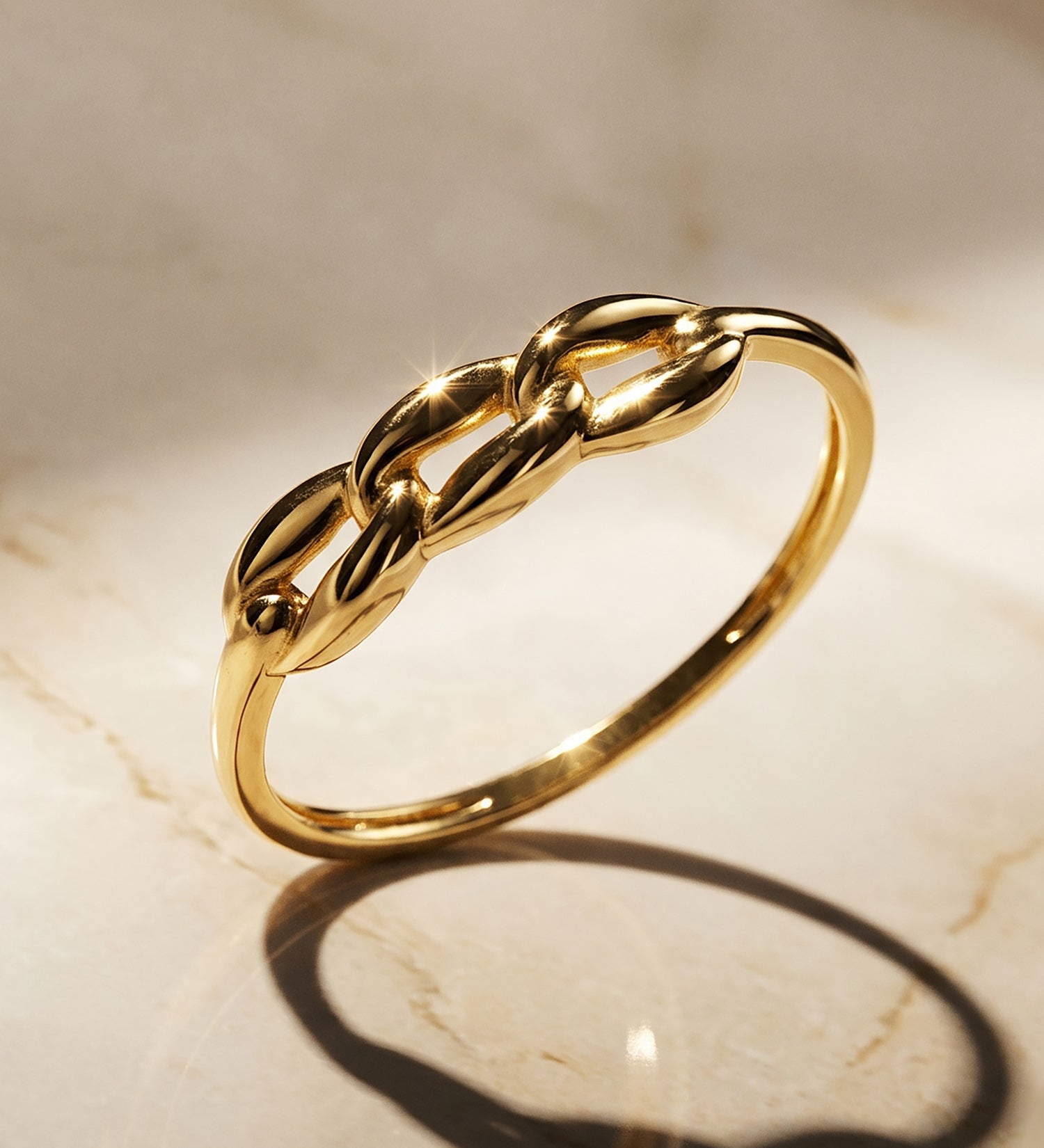Anel em ouro bicolor 18K com três elos lisos e brilhantes Largura: 4 mm
