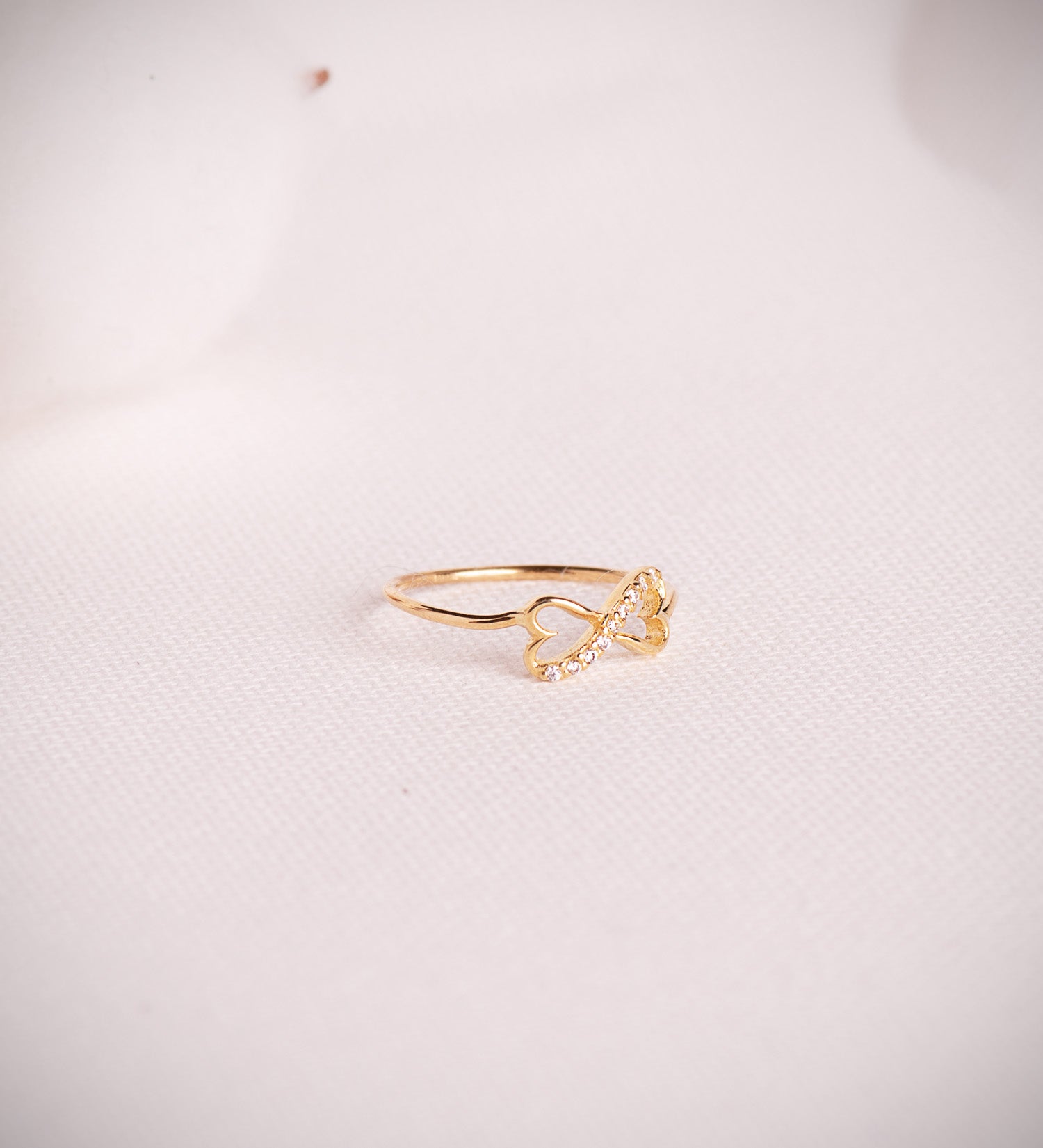 18K gul guldring med gennembrudte hjerter forbundet med zirconias Bredde: 6 mm
