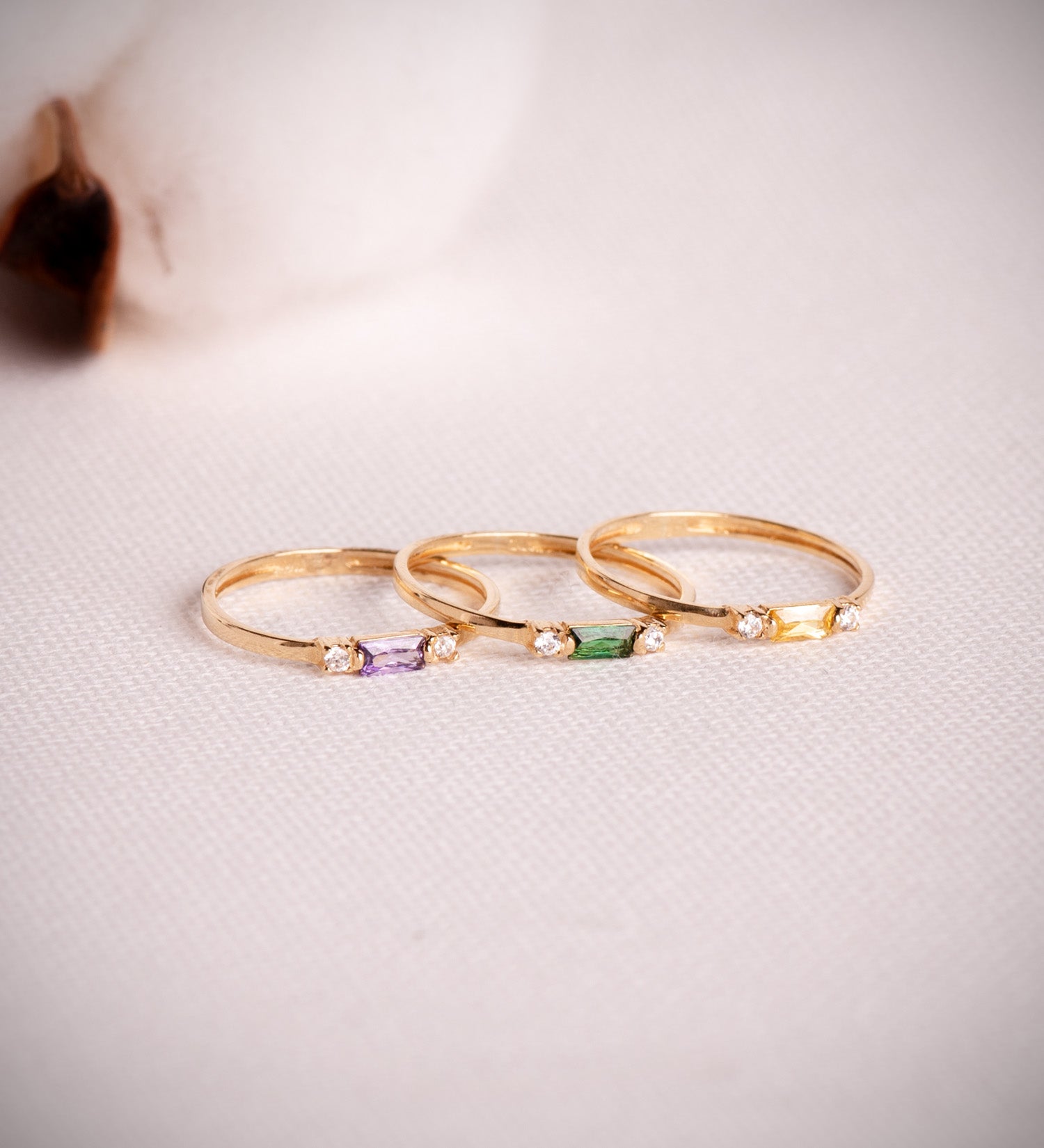 18K sárga arany gyűrű természetes ametisztből 4x2 mm és cirkon szélesség: 2mm