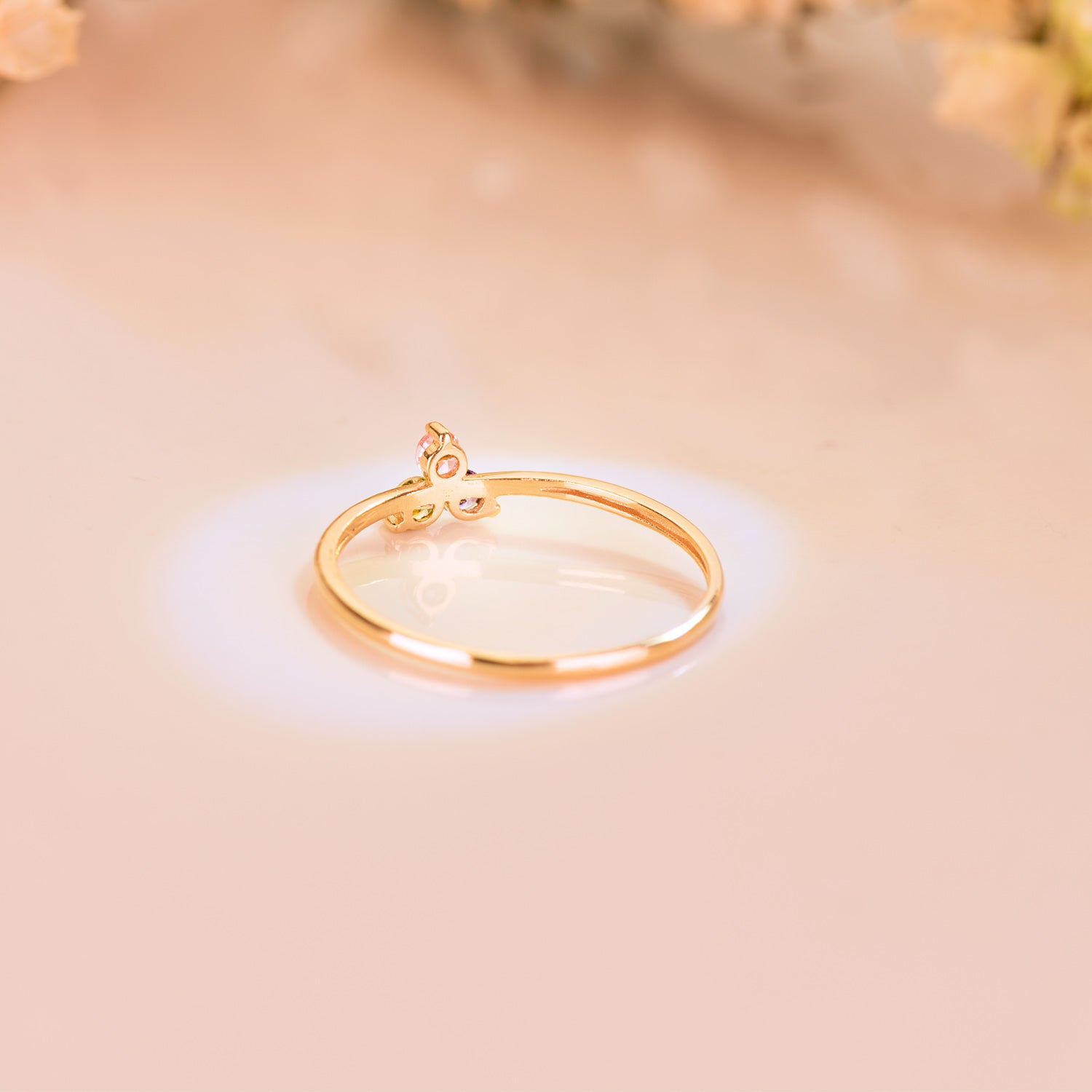 Bague Triangle en Or Jaune 18K avec Zirconias Colorés Largeur : 2,5 mm