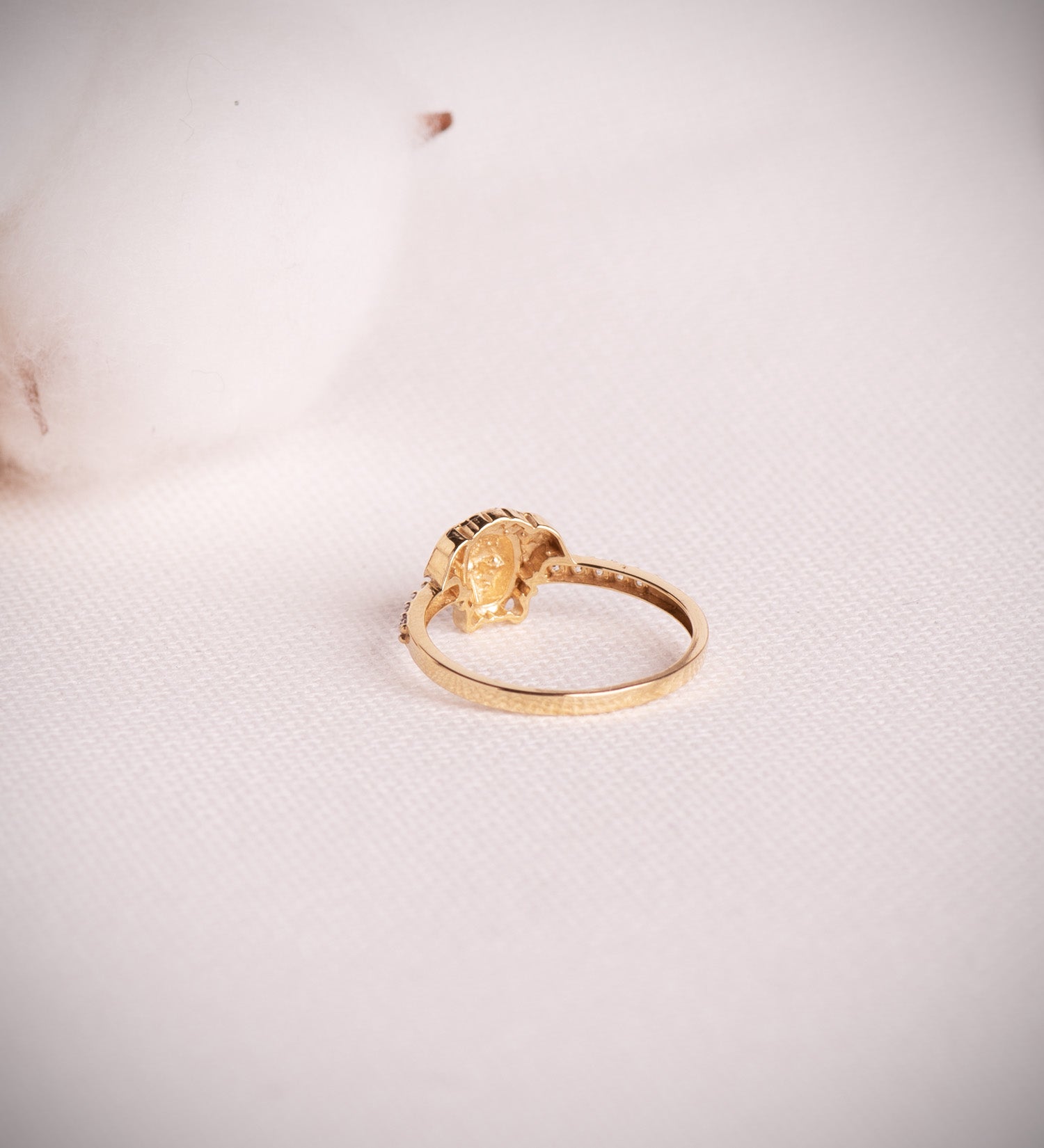 Anel em ouro bicolor 18K com Medusa e zircônia cúbica Medindo: 10 x 8 mm