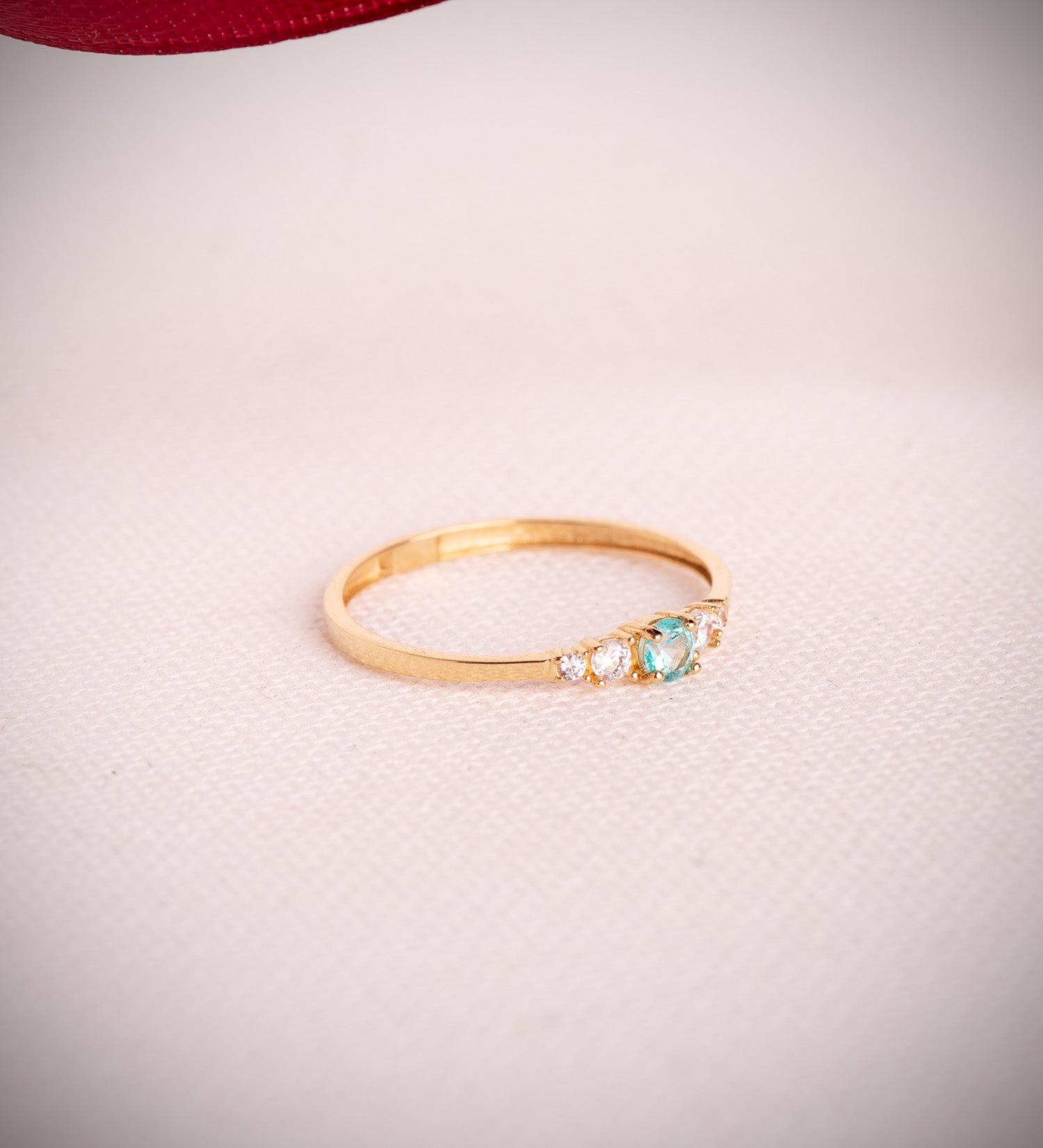 Anillo de Oro Amarillo de 18K con Topacio Natural Redondo y Circonitas Ancho: 3 mm