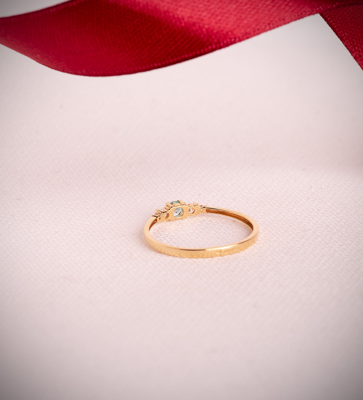 Anillo de Oro Amarillo de 18K con Topacio Natural Redondo y Circonitas Ancho: 3 mm
