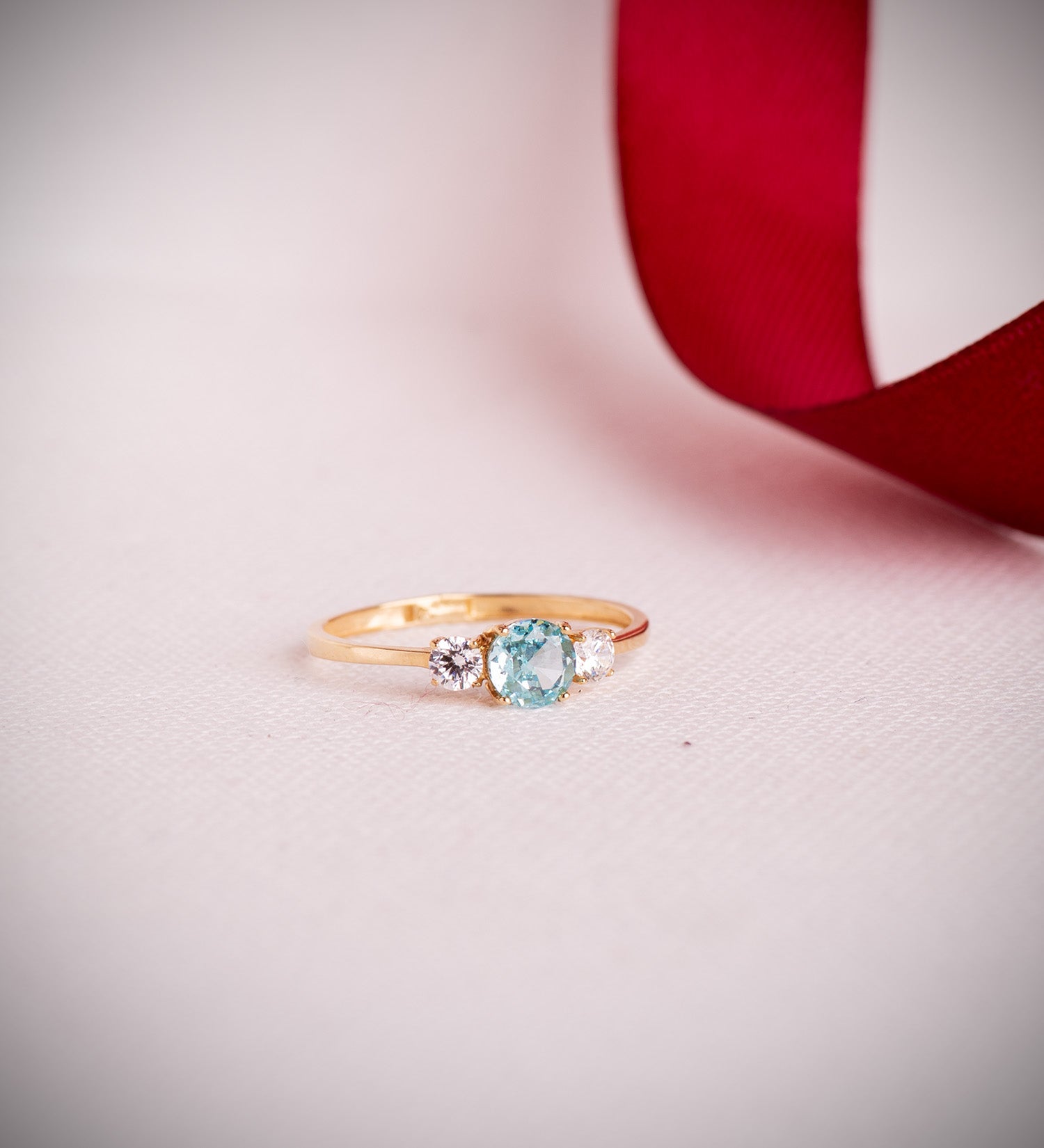 18K gult guld isakvamarin och Cubic Zircon Prong Ring Bredd: 5 mm