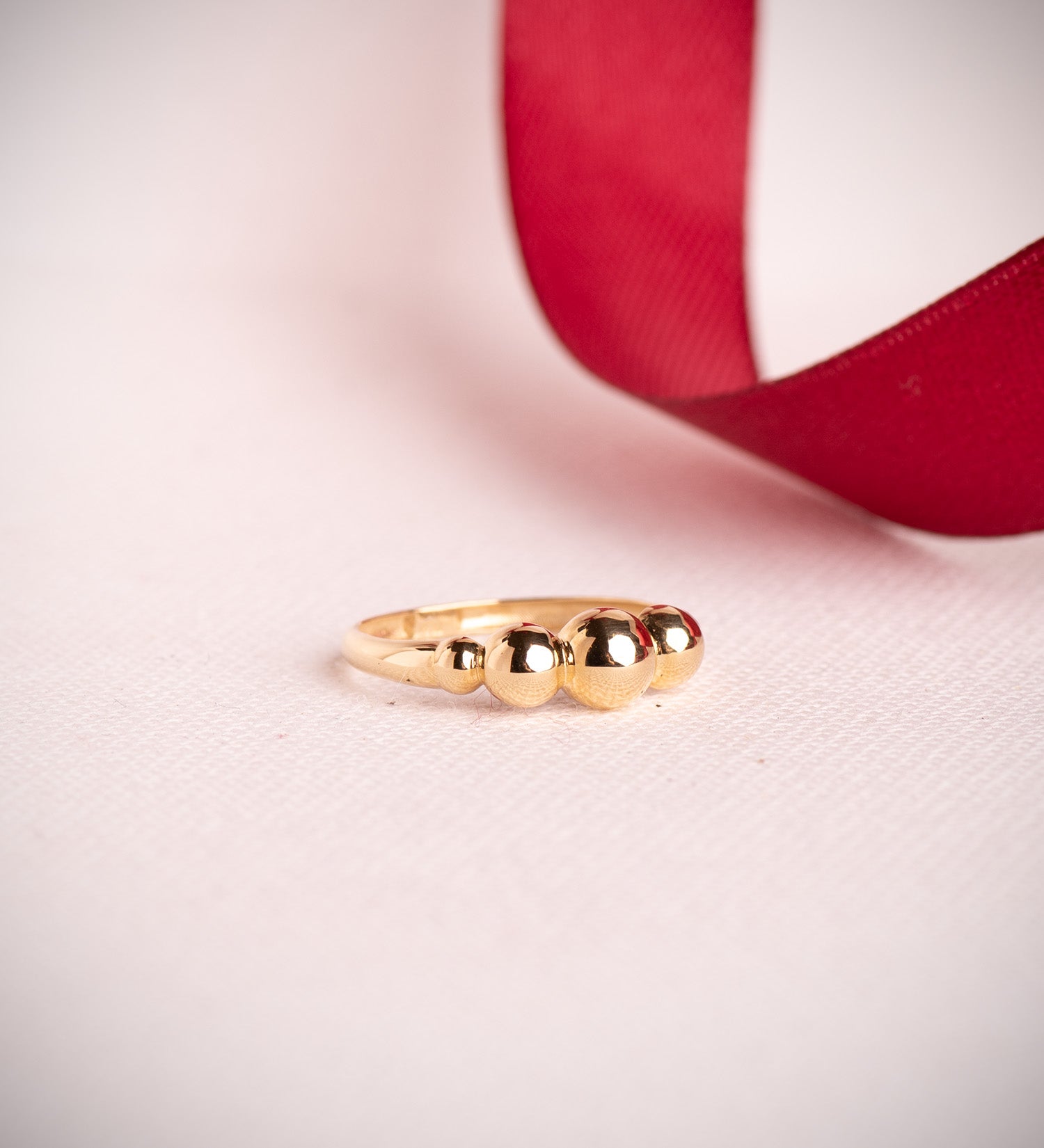 Bague en Or Jaune 18K avec Cinq Boules Décroissantes Largeur : 5,5 mm
