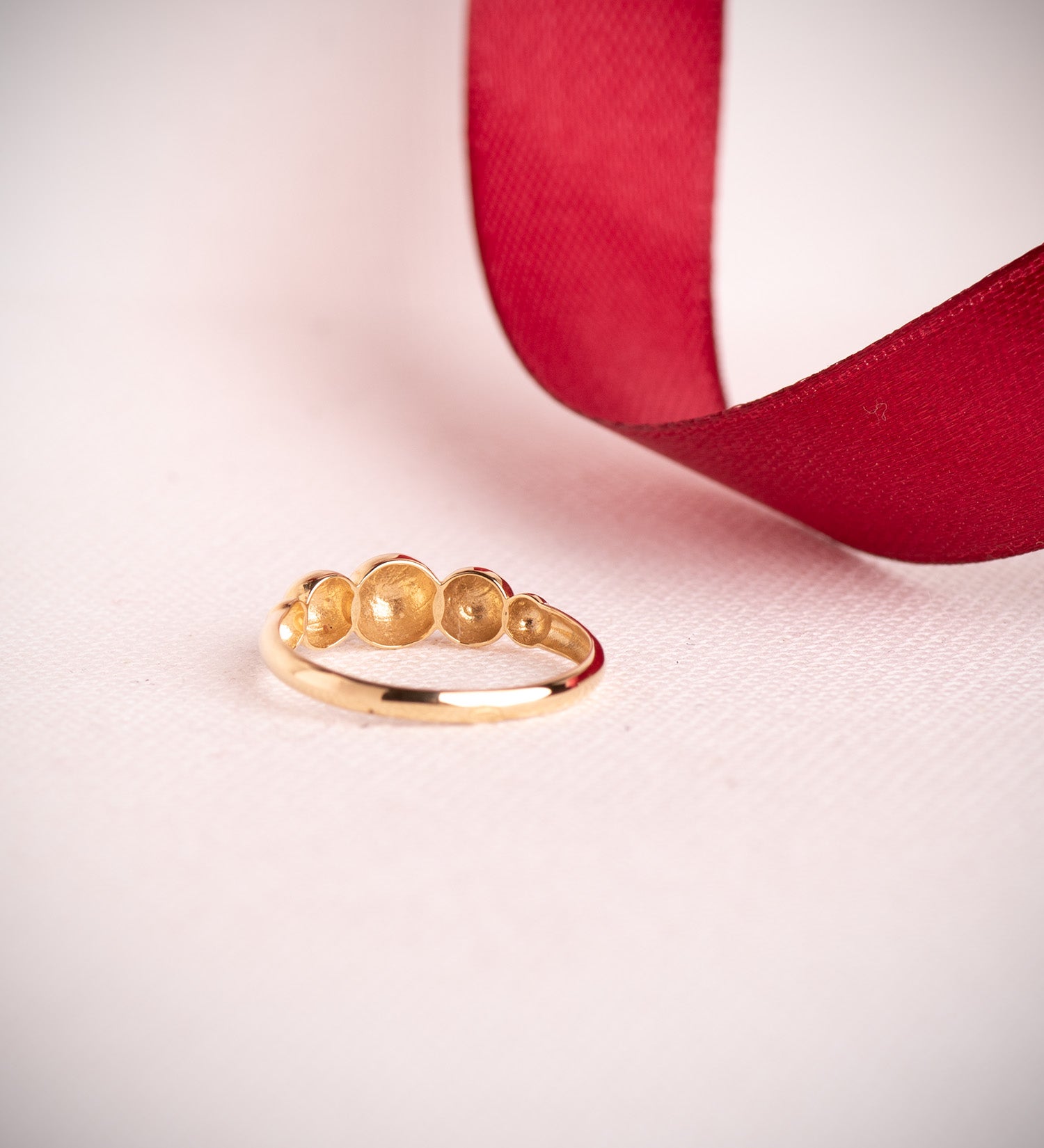Bague en Or Jaune 18K avec Cinq Boules Décroissantes Largeur : 5,5 mm