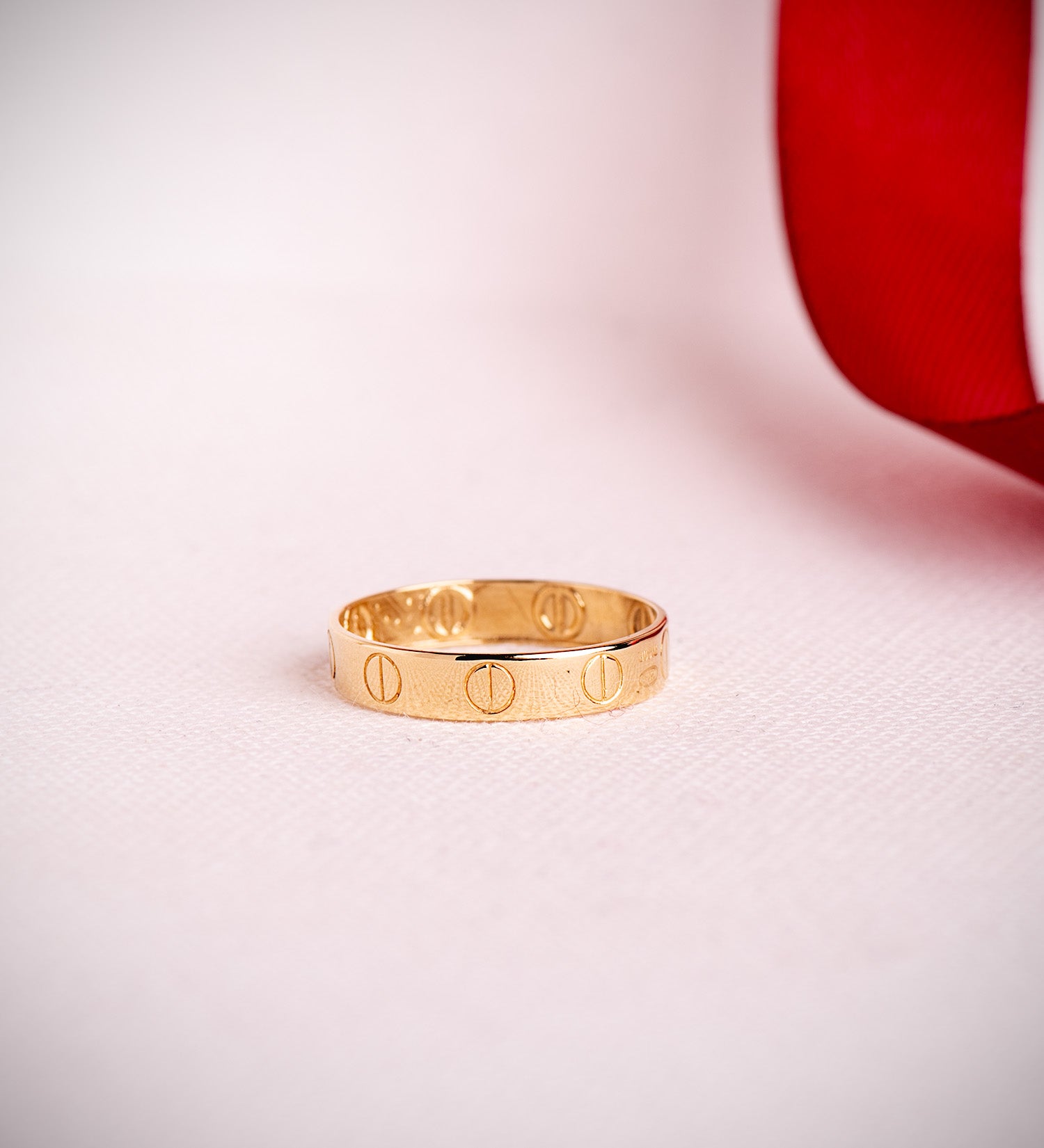 Plain 18K Yellow Gold Ring with Shiny Screws Width: 4 mm