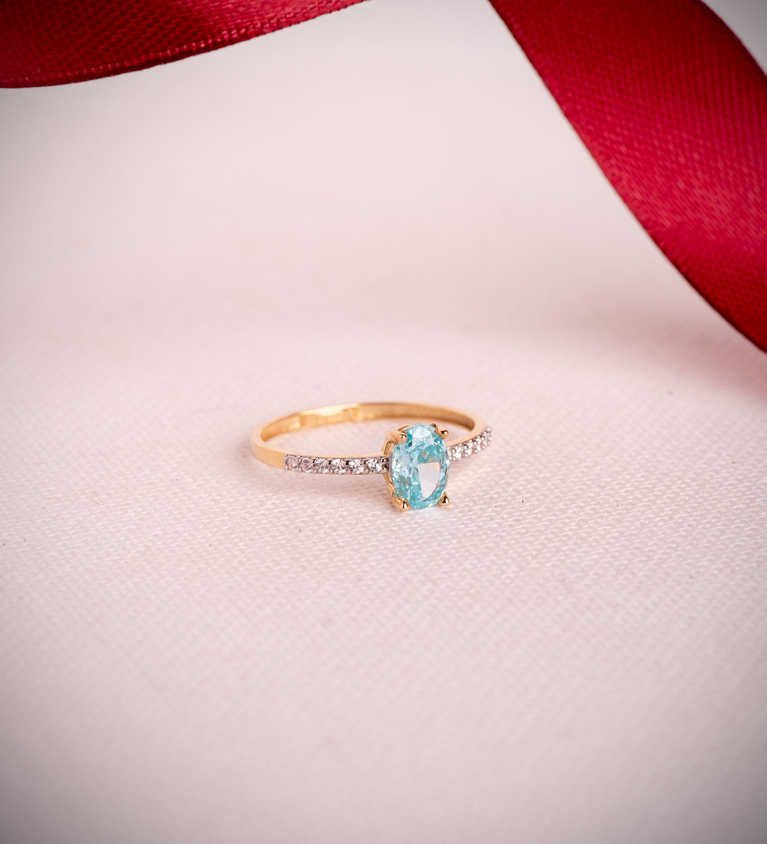 18K tofarvet guldring Naturlig Paraiba Oval Topaz 7X5MM 0,93 Ct og Cubic Zirconias