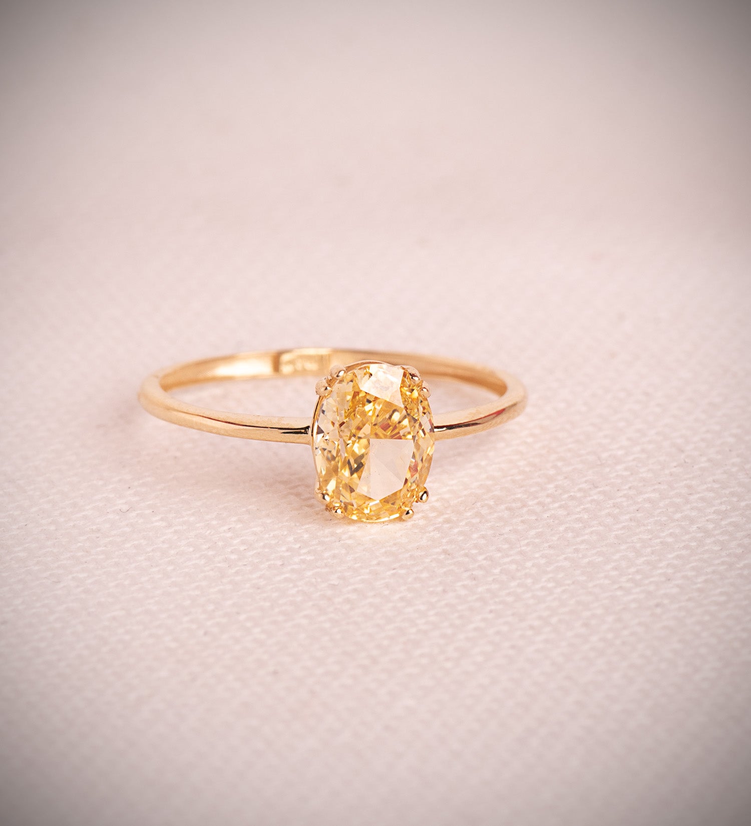 18K Gult Gull Ring Gul Oval Ice Cut Stone 8 x 6 mm