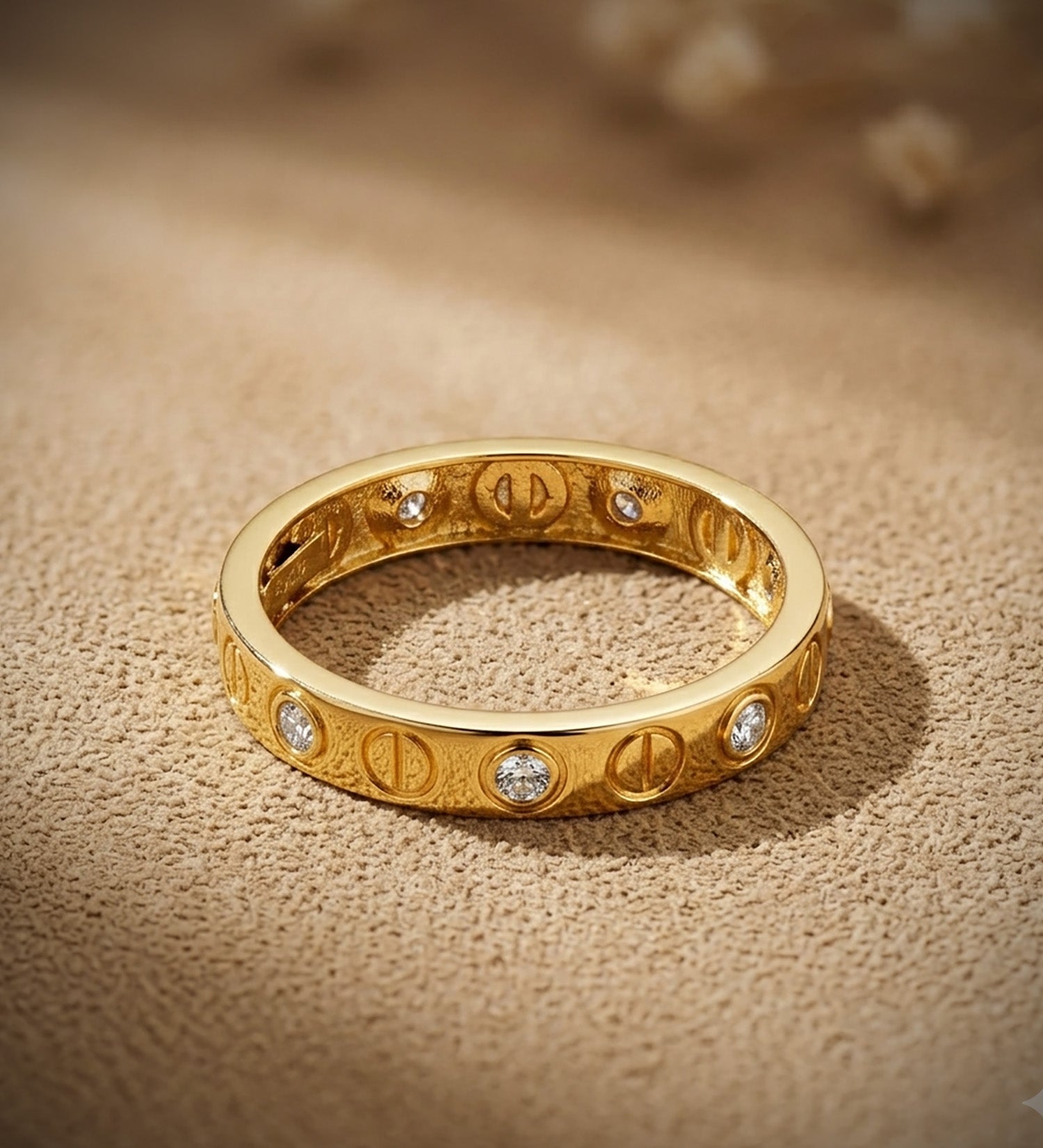 18k Yellow Gold Ring with Circones and Brilliant Screw Pattern. Width: 3mm