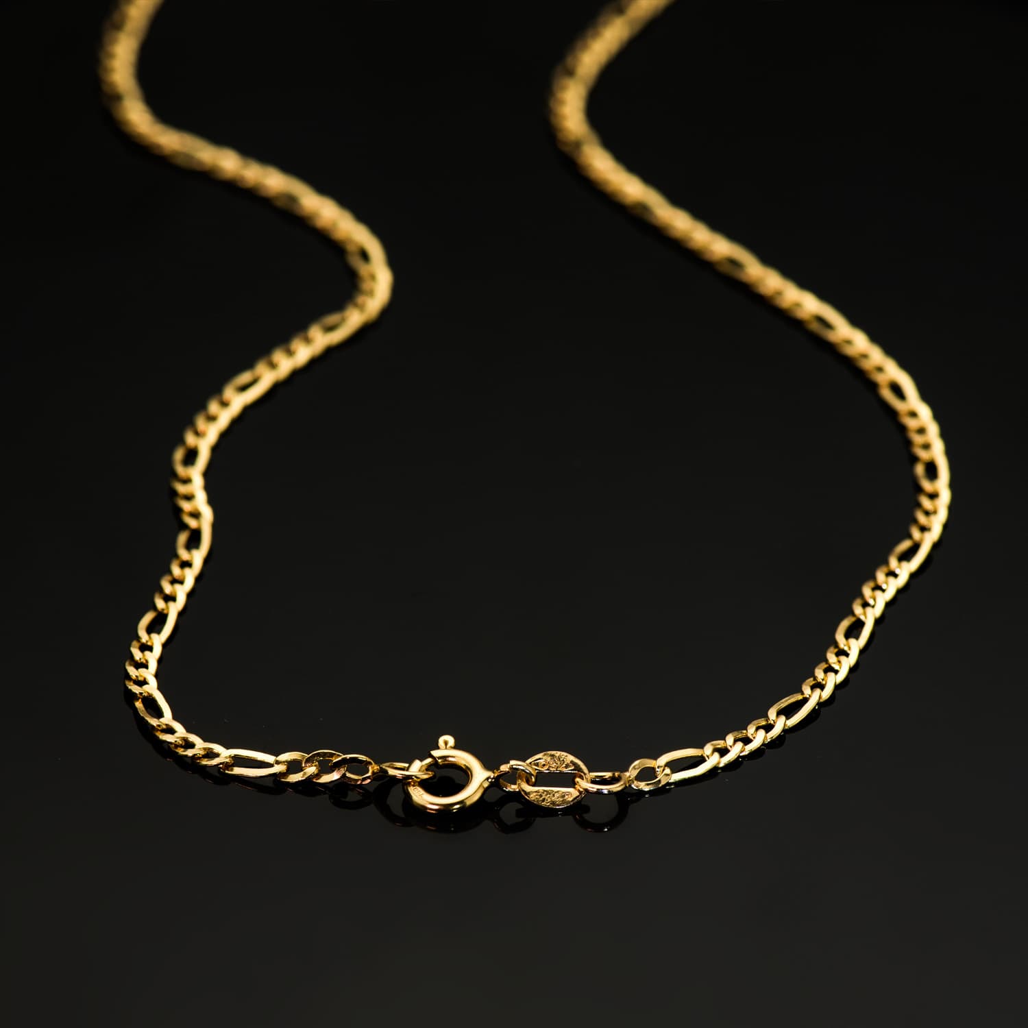 18K Chaîne Figaro Creuse en Or Jaune Maillon Plat. Largeur: 2,2MM Longueur: 50CM