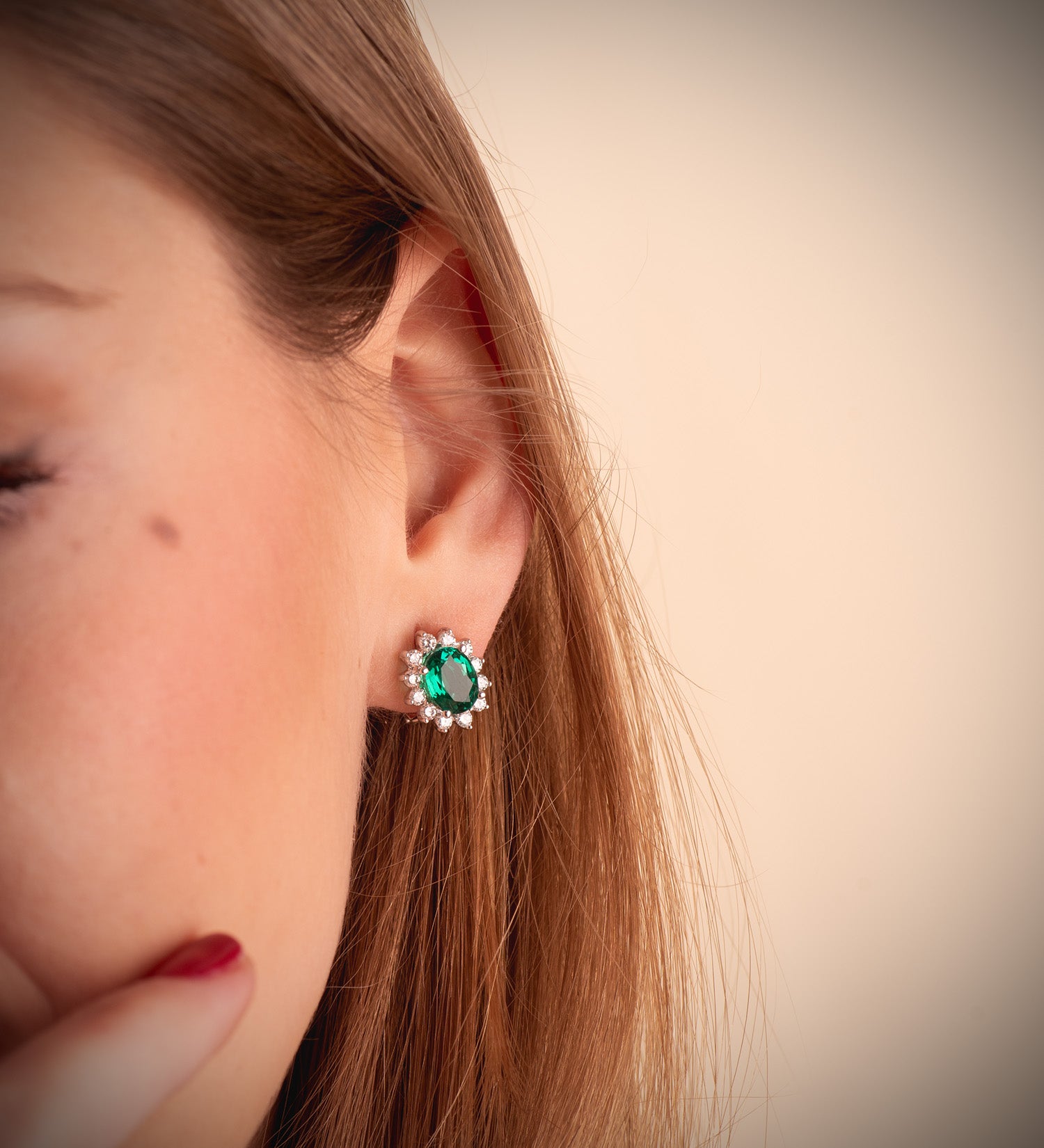 Boucles d'oreilles Or Blanc 18K 24 Diamants Lab 0.84 Cts VS2-G et Émeraude 8X6 mm 2.20 Cts Oméga Fermoir 13X11 mm