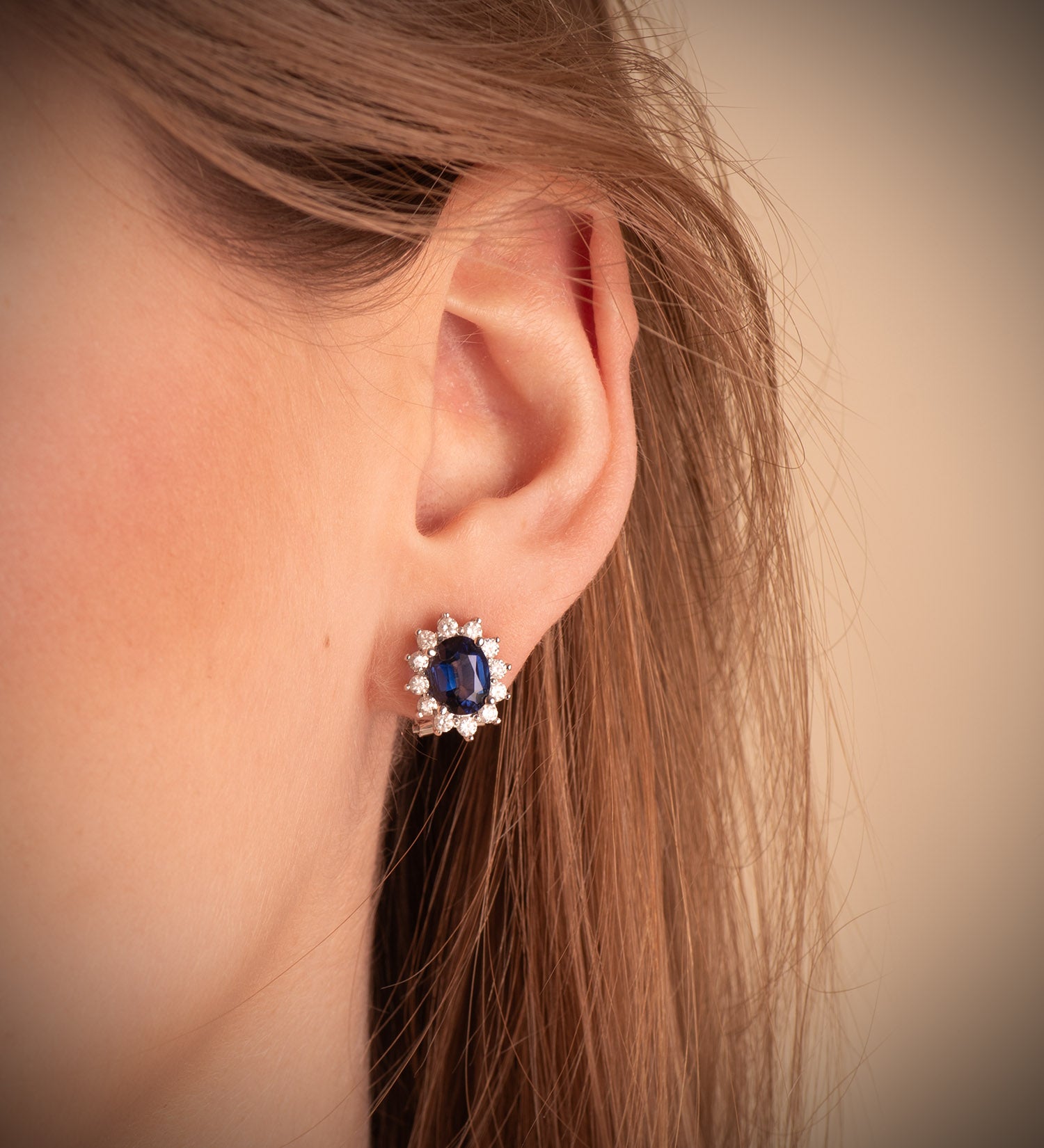 Boucles d'oreilles en Or Blanc 18K 24 Diamants Lab 0.84 Ct VS2-G et Saphir 8X6 mm 3.26 Ct Fermoir Omega 12.5X11 mm