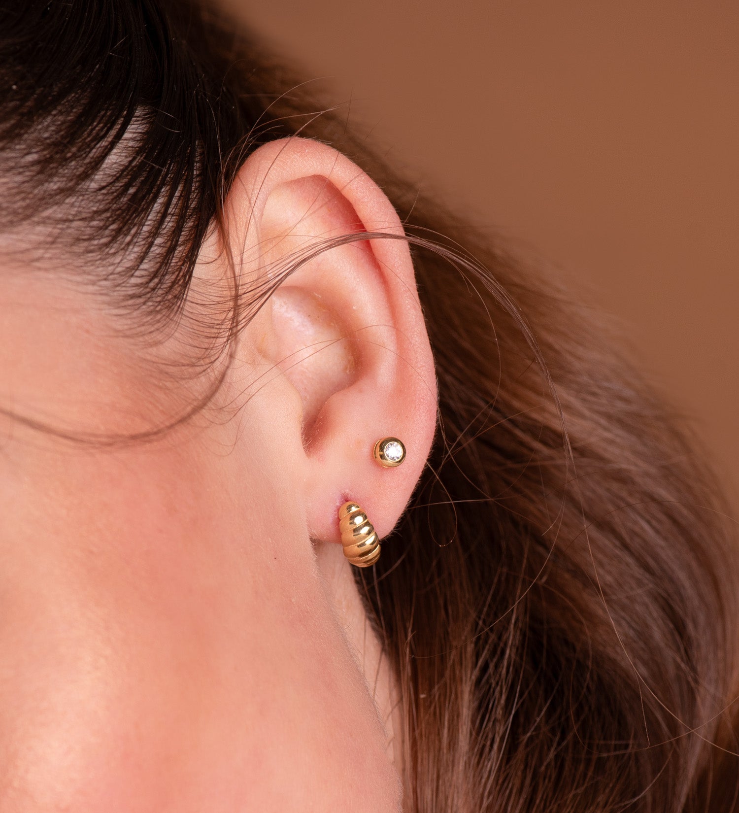 Boucles d'oreilles en Or Jaune 18K avec Godrons Brillants Taille : 11 X 6 mm Fermoir Poussettes Papillon