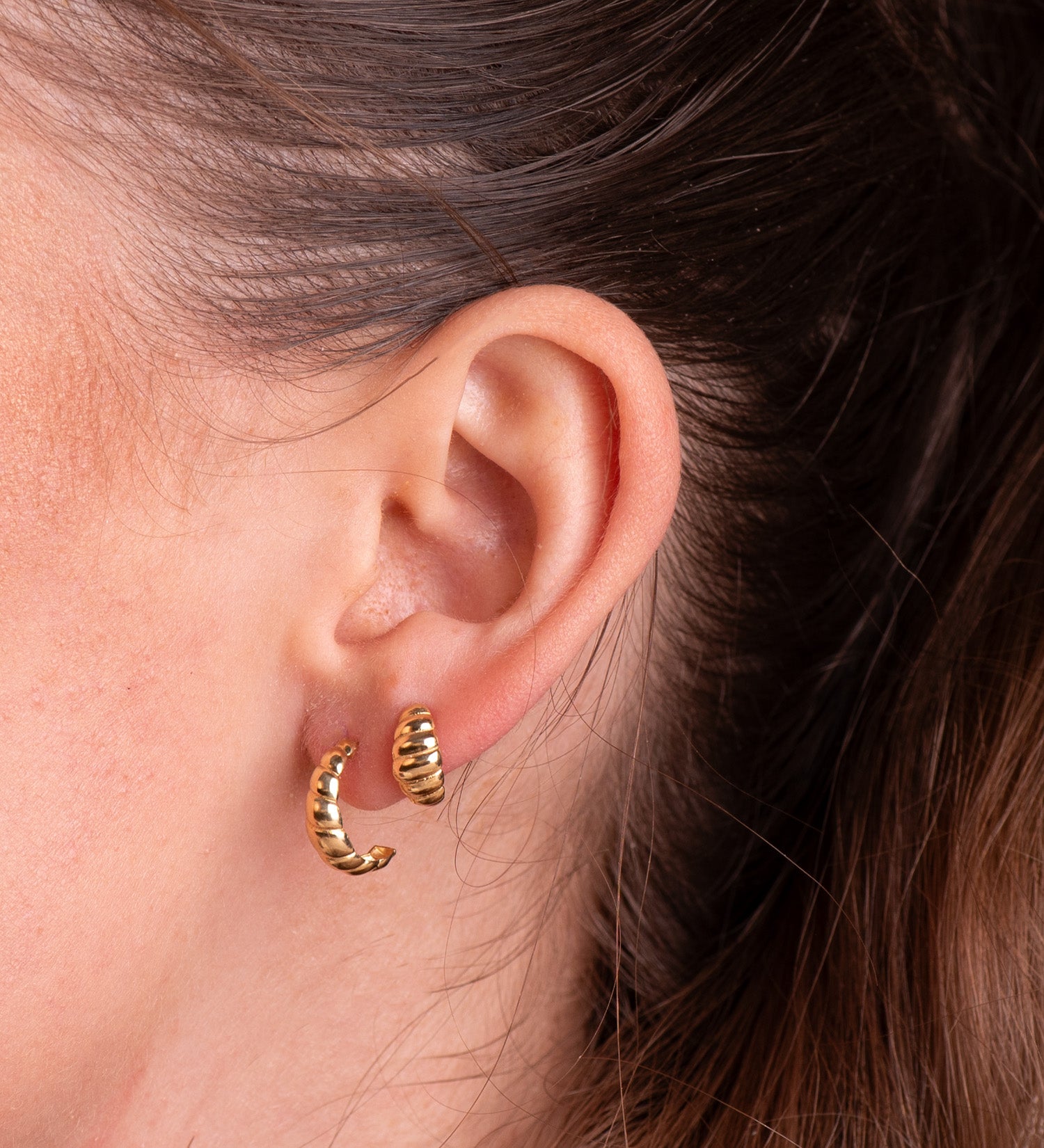 Boucles d'oreilles en Or Jaune 18K avec Godrons Brillants Taille : 15 X 5 mm Fermoir Poussettes Papillon