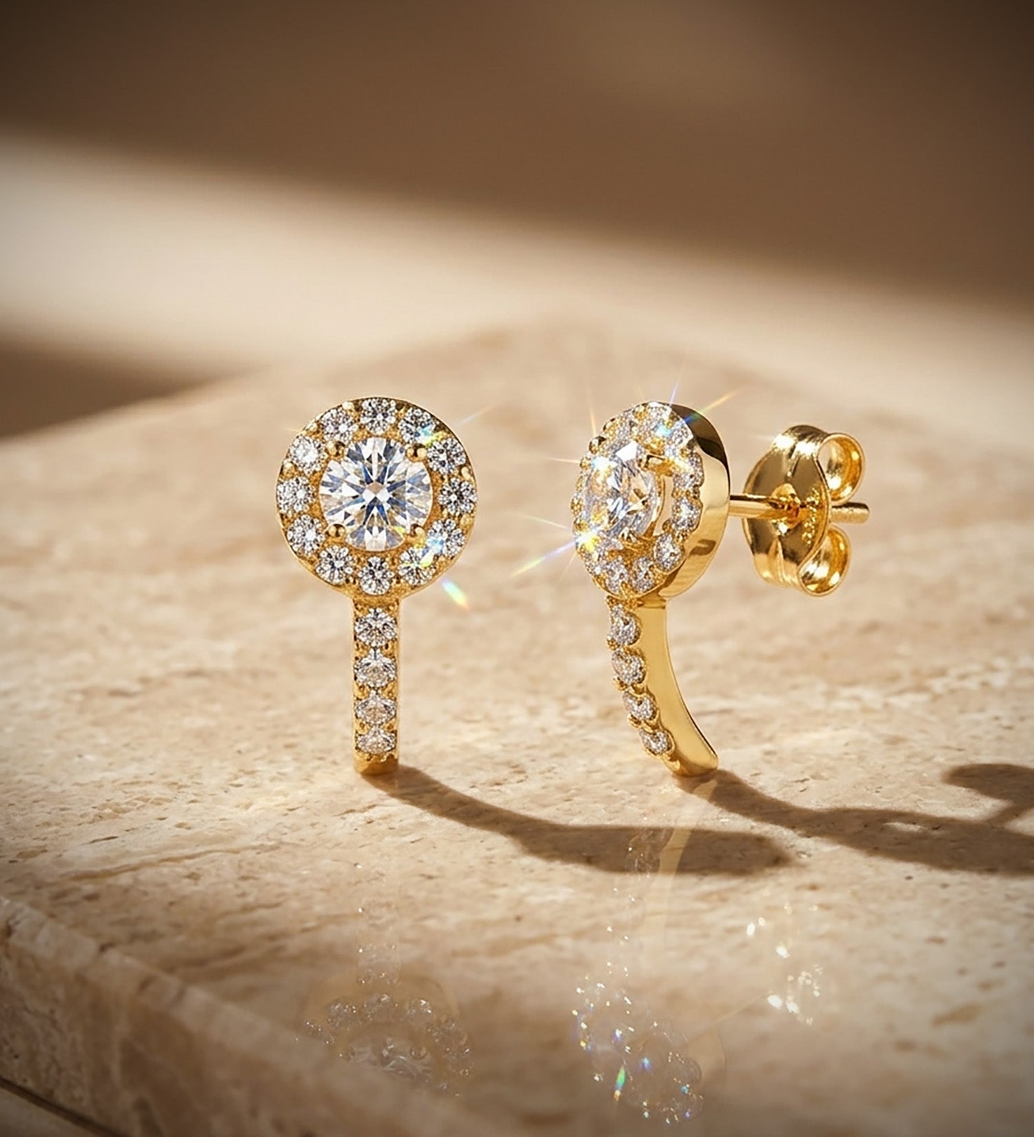 Boucles d'oreilles en Or Jaune 18K avec Pierres en Zircon Cubique Taille : 12,5 X 6 mm Fermeture à Pression
